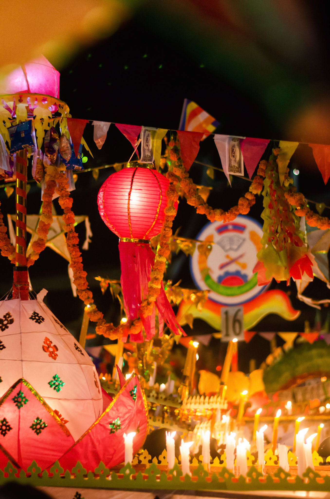 Ornamented boat detail during festival. Detalhe de barco ornamentado durante festival. Documentary photographic project about the Fire Boat Festival in Laos. Lanter, culture, tradition, ornament, temple, monk, buddha, buddhism, night, village, story, festa. celebração. Projeto de fotografia documental sobre o Festival do Barco de Fogo no Laos. Lanterna, cultura, tradição, templo, monge, budismo, ornamento, noite, vila, história, party, celebration.