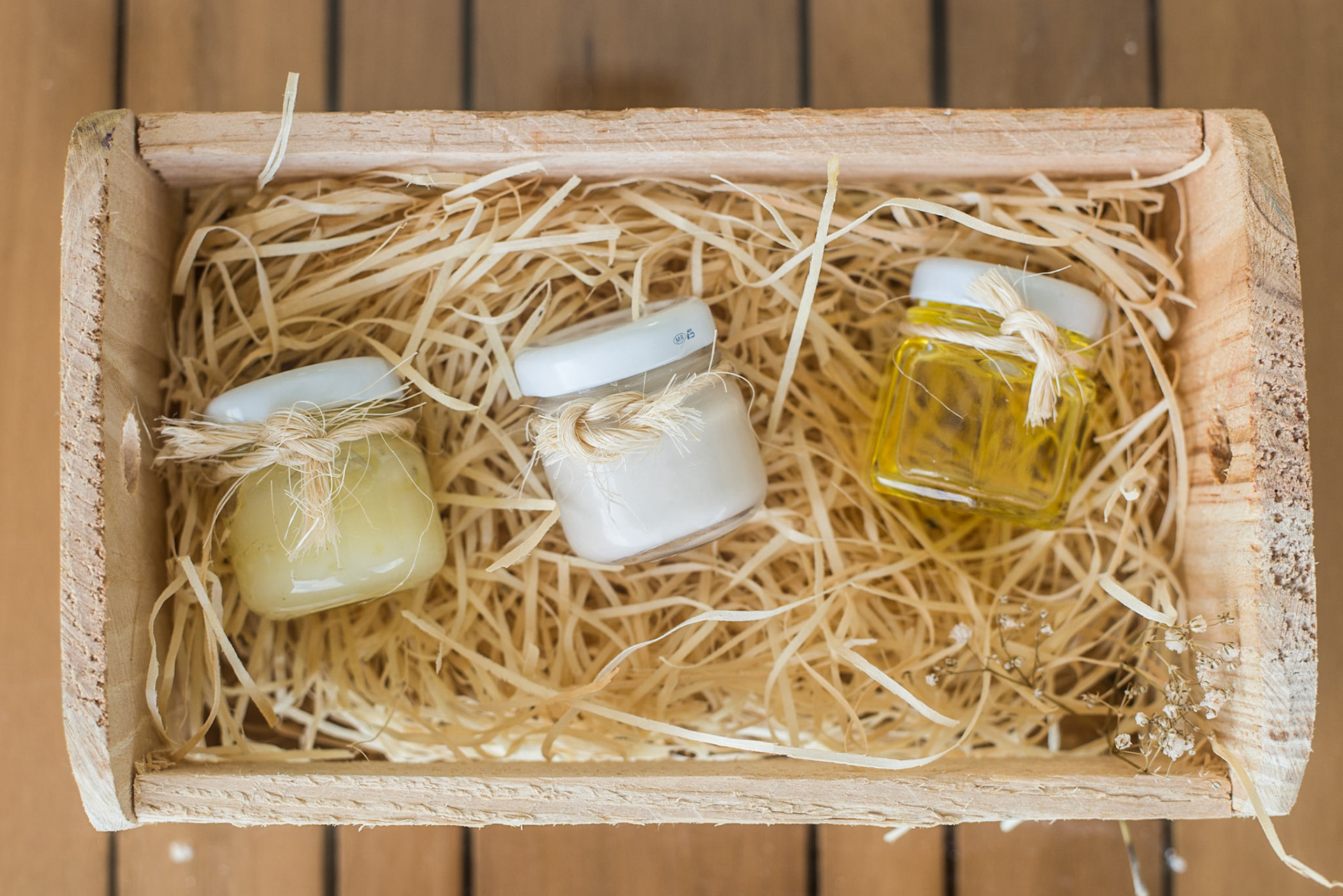 Natural cosmetics displayed in a wood box. Cosméticos naturais à mostra numa caixa de madeira. documentary photography, natural, cosmetics, hand maid, craft, studying, beauty, skin care, portrait. fotografia documental, cosméticos, feito à mão, artesanato, estudar, beleza, cuidados da pele, retrato. Still, product, produto