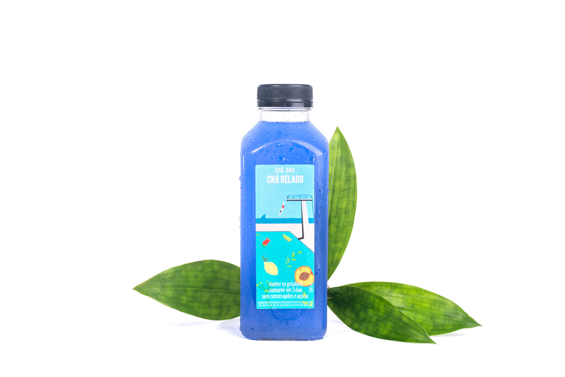 Blue ice tea with plant leaves on a white studio background. Chá gelado azul com folhas de planta em fundo branco de estúdio. Still photography, product, ecommerce, e-commerce, shop, online, vibrant, markering, advertising, natural cosmetics, organic. Fotografia produto, loja, vibrante, propaganda, cosméico, orgânico, rio de janeiro. flash, artificial lighting, luz artificial.
