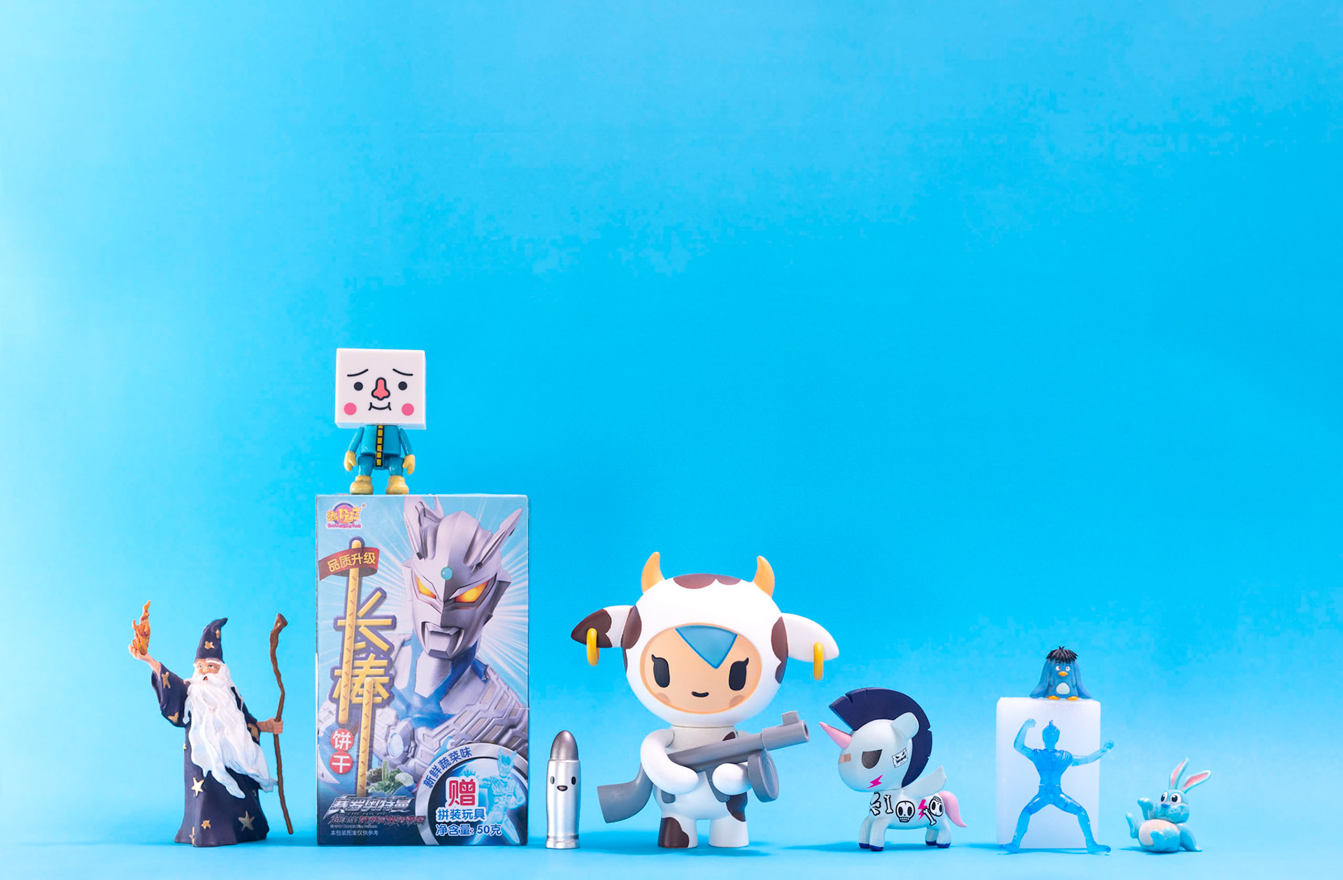 Blue toy arts composition on a blue studio background. Composição de toyarts azuis em fundo azul de estúdio. pop art, toy, colorful, vibrant, product, still photography, photo studio, flash lighting, articifial, marketing, collection. arte, brinquedo, colorida, vibrante, foto still, produto, estúdio fotografia, luz artificial, propaganda, comercial, coleção. rio de janeiro