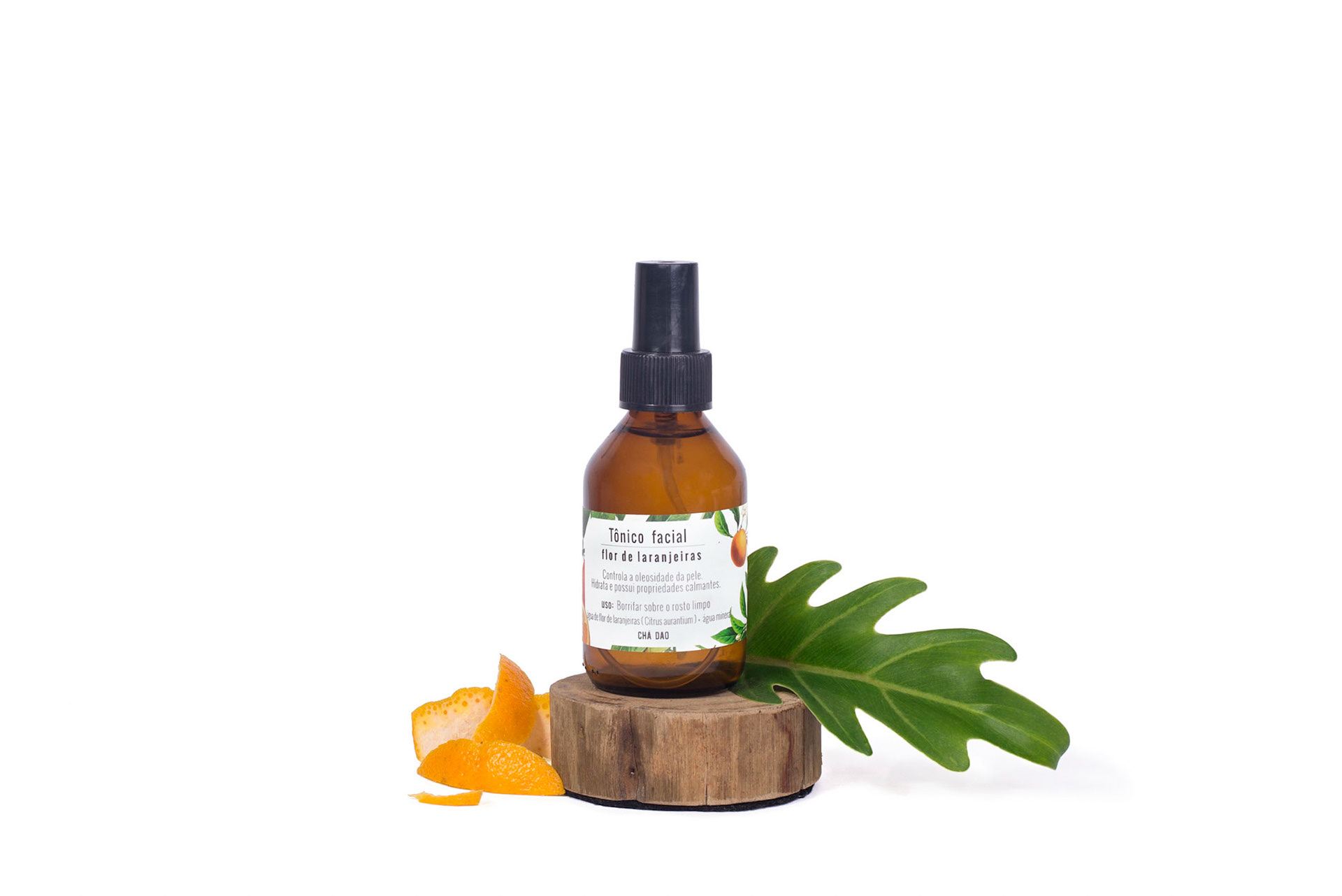 Orange tree flowers face tonic, set with white studio background. Tônico facial flor de laranjeiras em fundo branco de estúdio. Still photography, product, ecommerce, e-commerce, shop, online, vibrant, markering, advertising, natural cosmetics, organic, artificial lighting. Fotografia produto, loja, vibrante, propaganda, cosméico, orgânico, rio de janeiro, flash, luz artificial