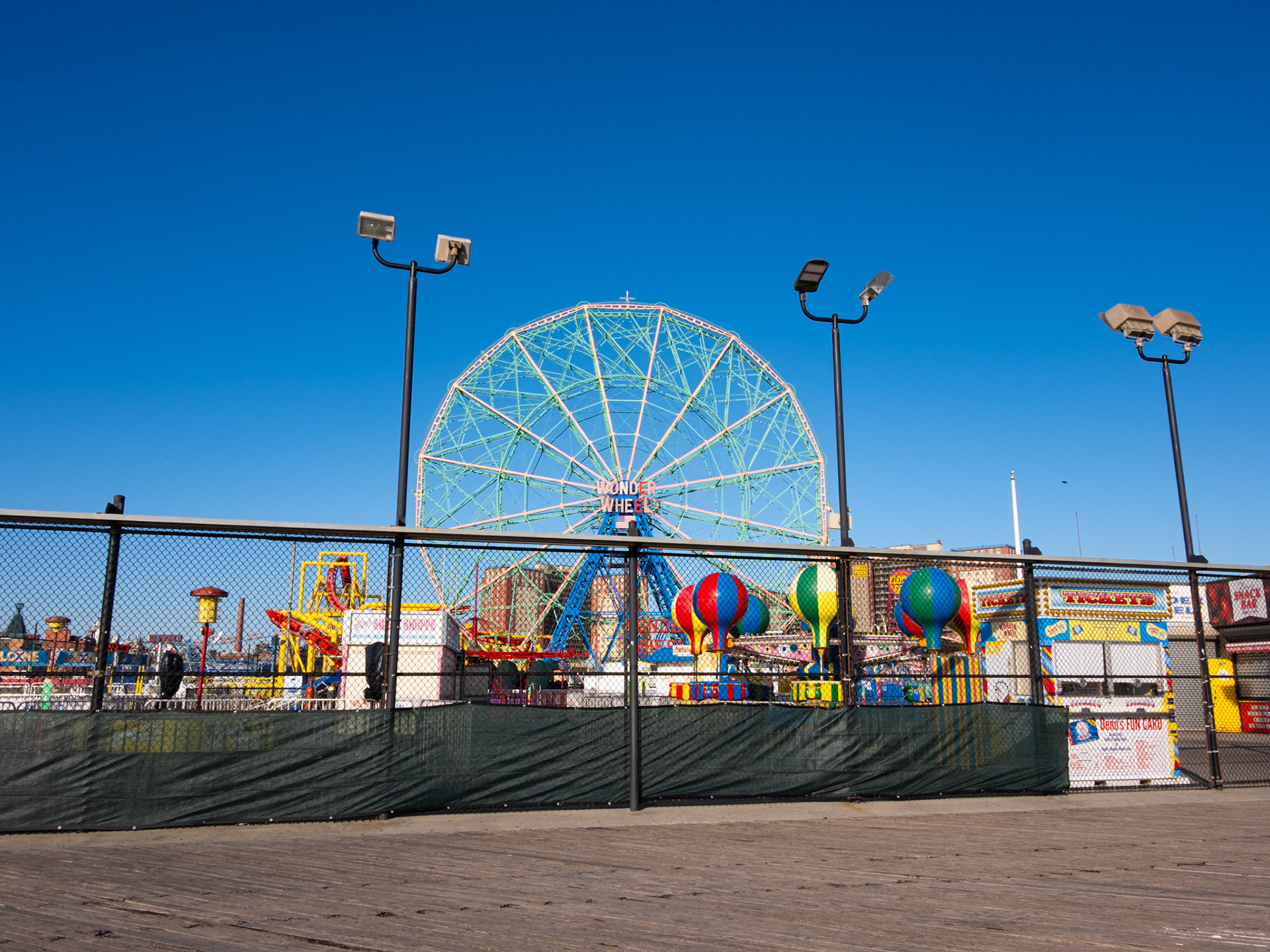 Stopped Wonder Wheel Between Lights December 2024