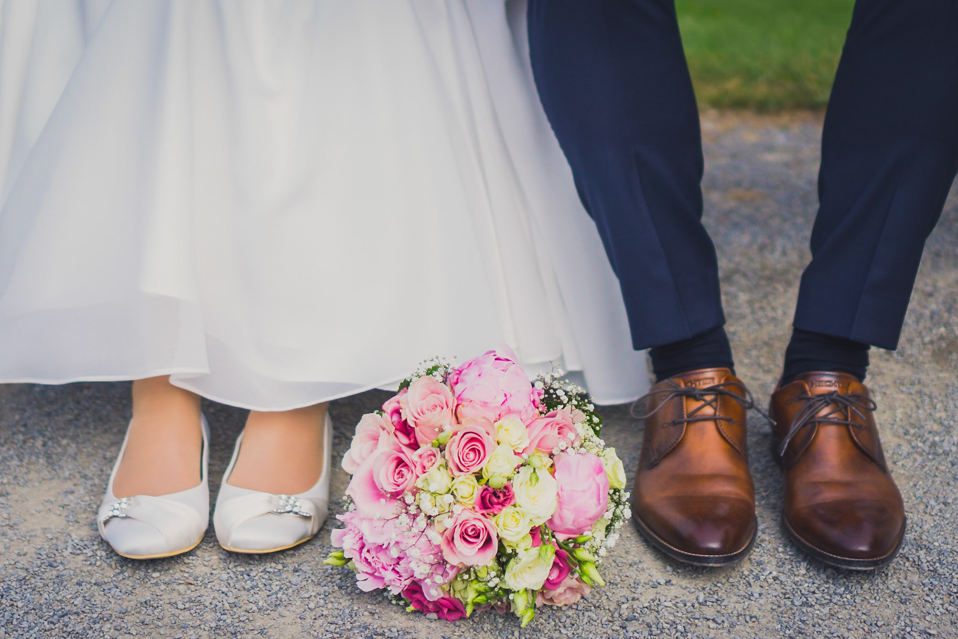 Hochzeitsfotografie Brautstrauß Füße