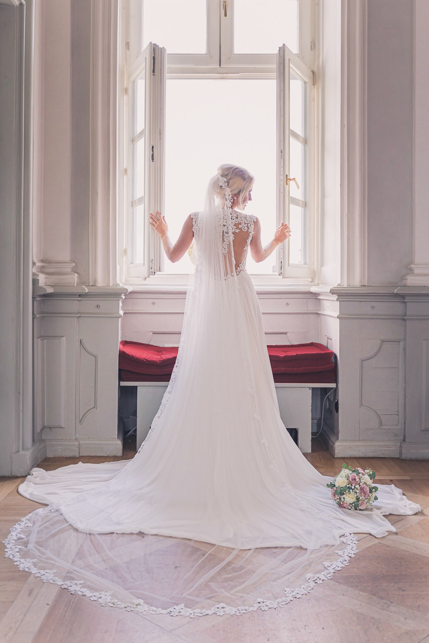 Hochzeitsfotografie Braut Fenster gesamt