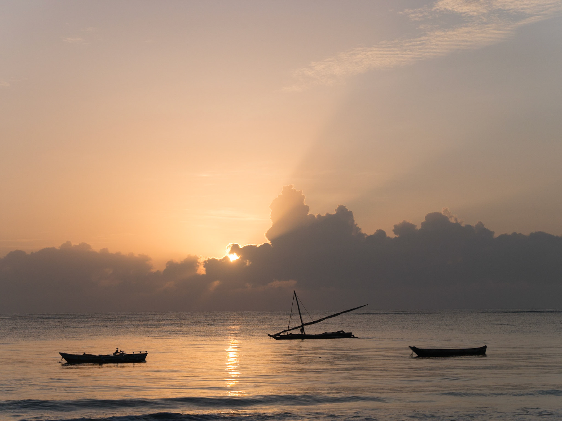 Sonnenaufgang am Strand von Diani