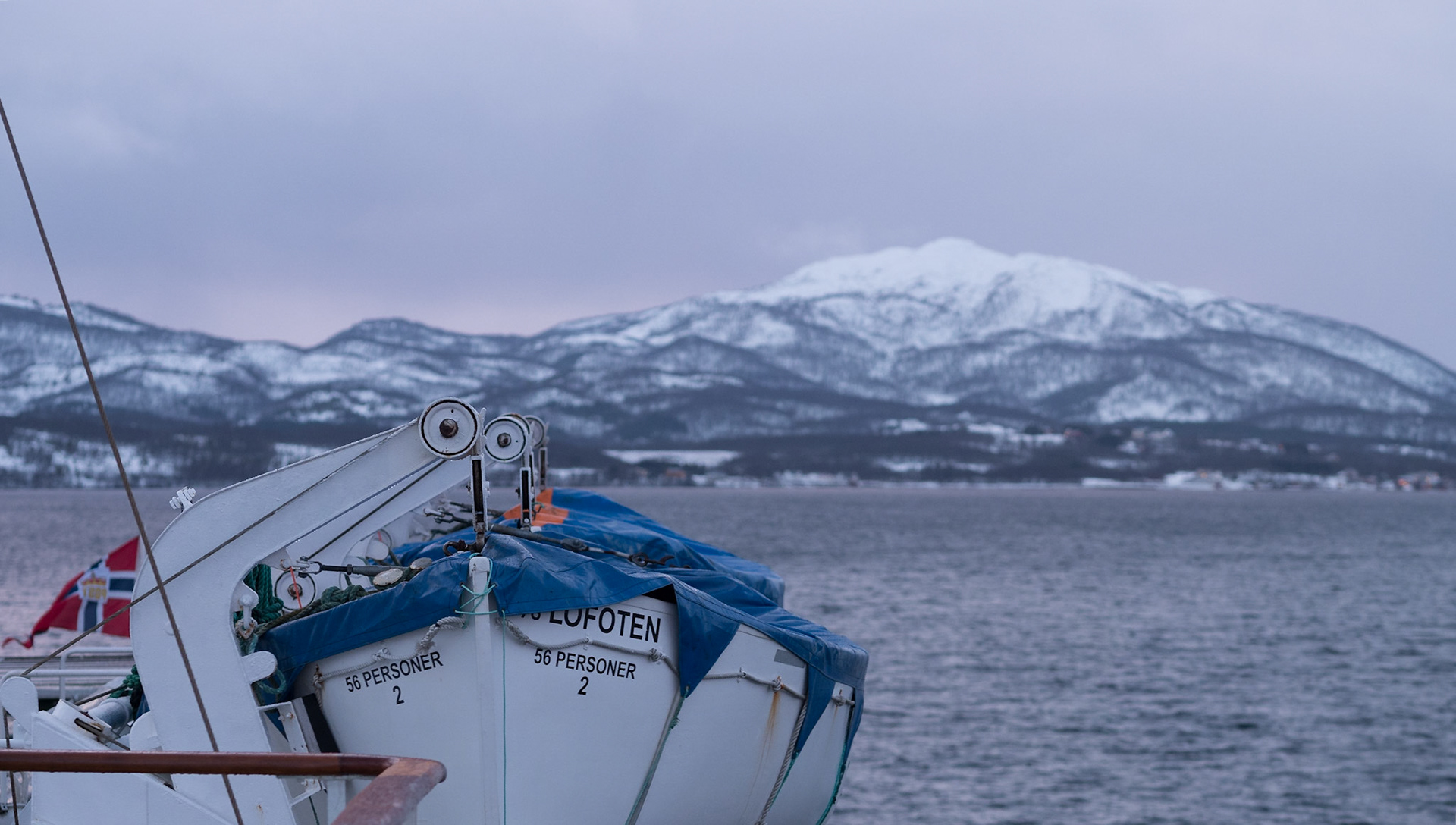 Rettungsboot der MS Lofoten. Im Hintergrund die Berge von Finnsnes