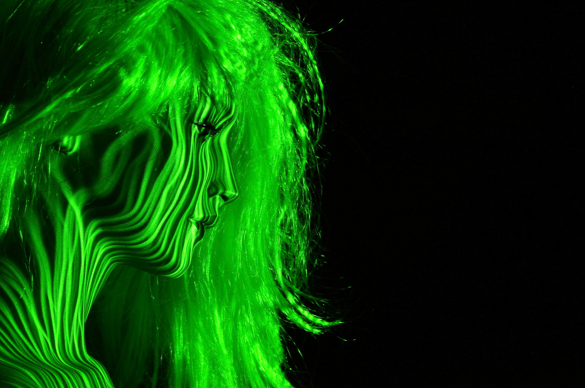 Lichtspiele mit Laserpointer und Schaufensterpuppe