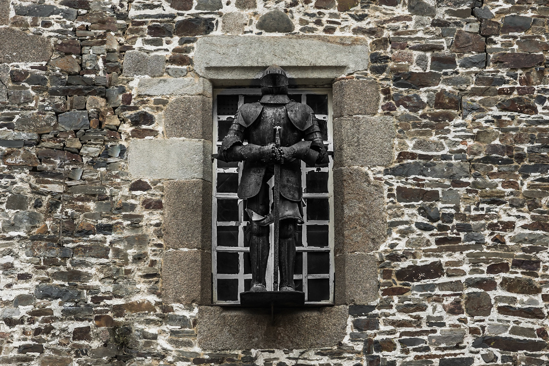 Fenster mit Wächter in Dol de Bretagne