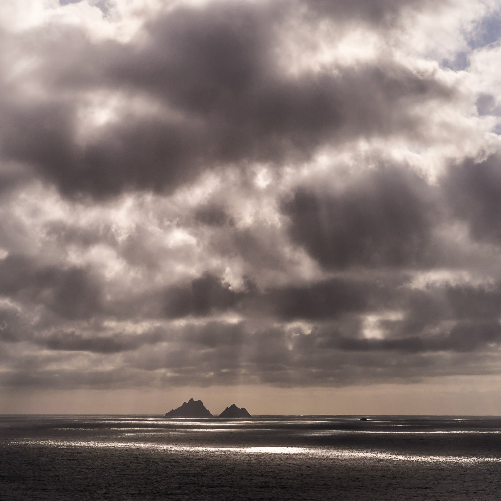 Dramatischer Himmel über den Skelligs