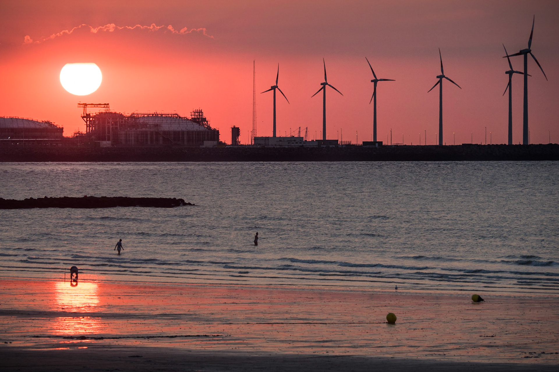 Windräder bei Sonnenuntergang in Knokke