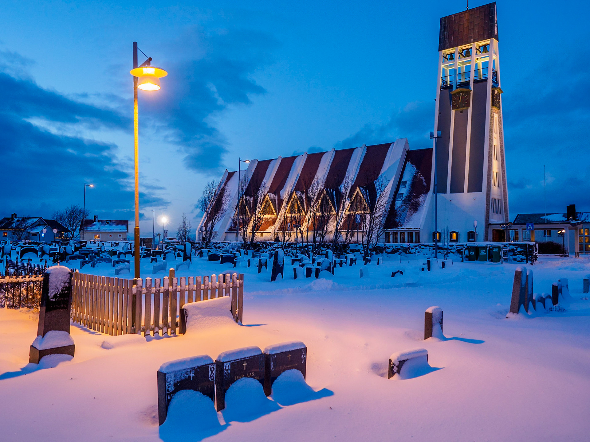 Die Kirche und der Friedhof in Hammerfest
