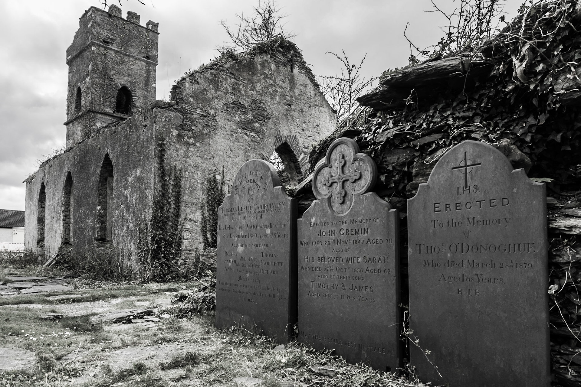 Alter Gräber an der Kirchenruine in Cahersiveen