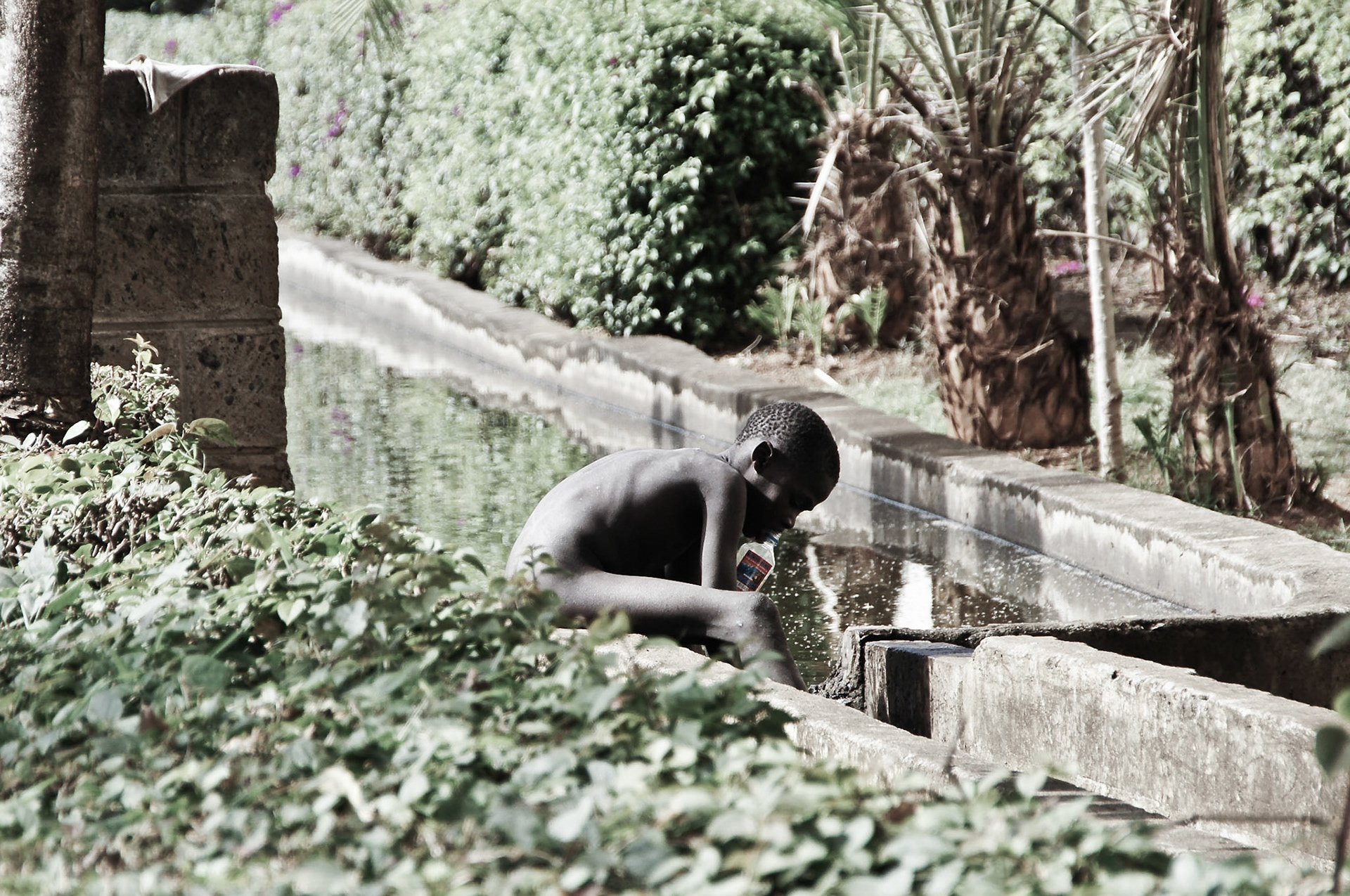 Dieser Junge in Kisumu gehört zu den vielen Kindern, welche nach Klebstoff süchtig sind