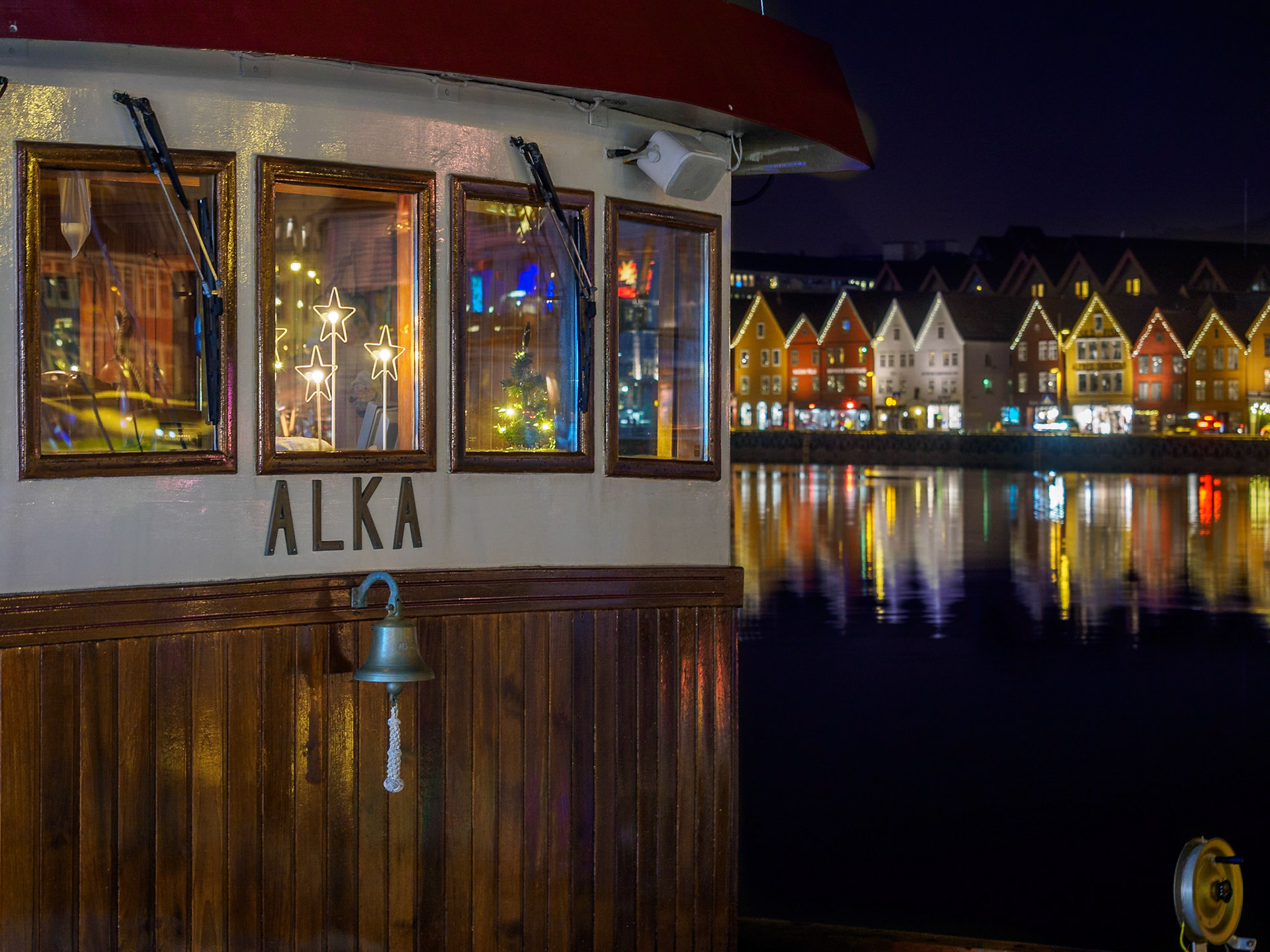 Schiff im Hafen mit Bryggen im Hintergrund