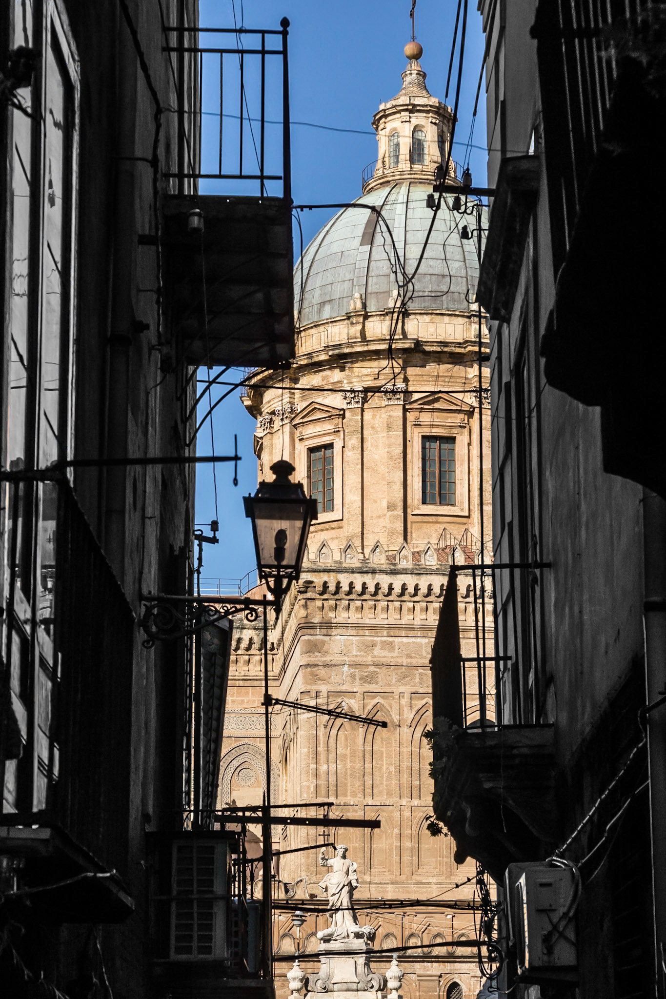 Seitengasse mit Blick auf den Dom von Palermo