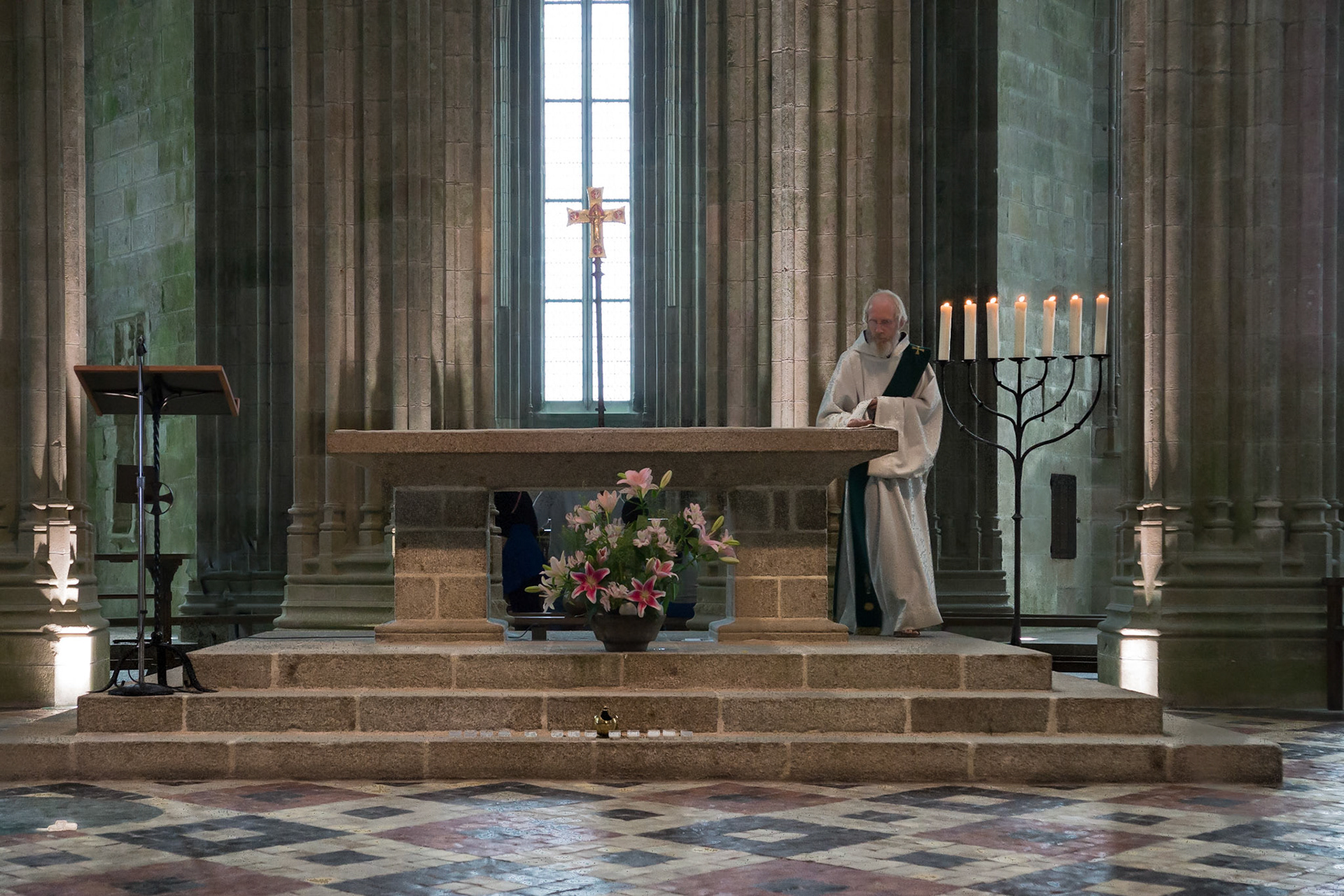 Pater in der Kirche auf Mont Saint Michel