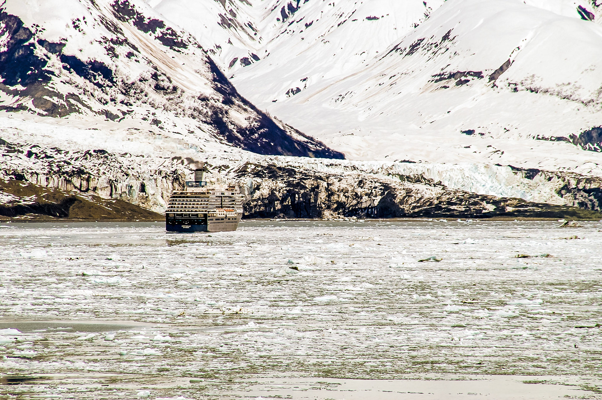 Hubbard Gletscher mit Kreuzfahrtschiff