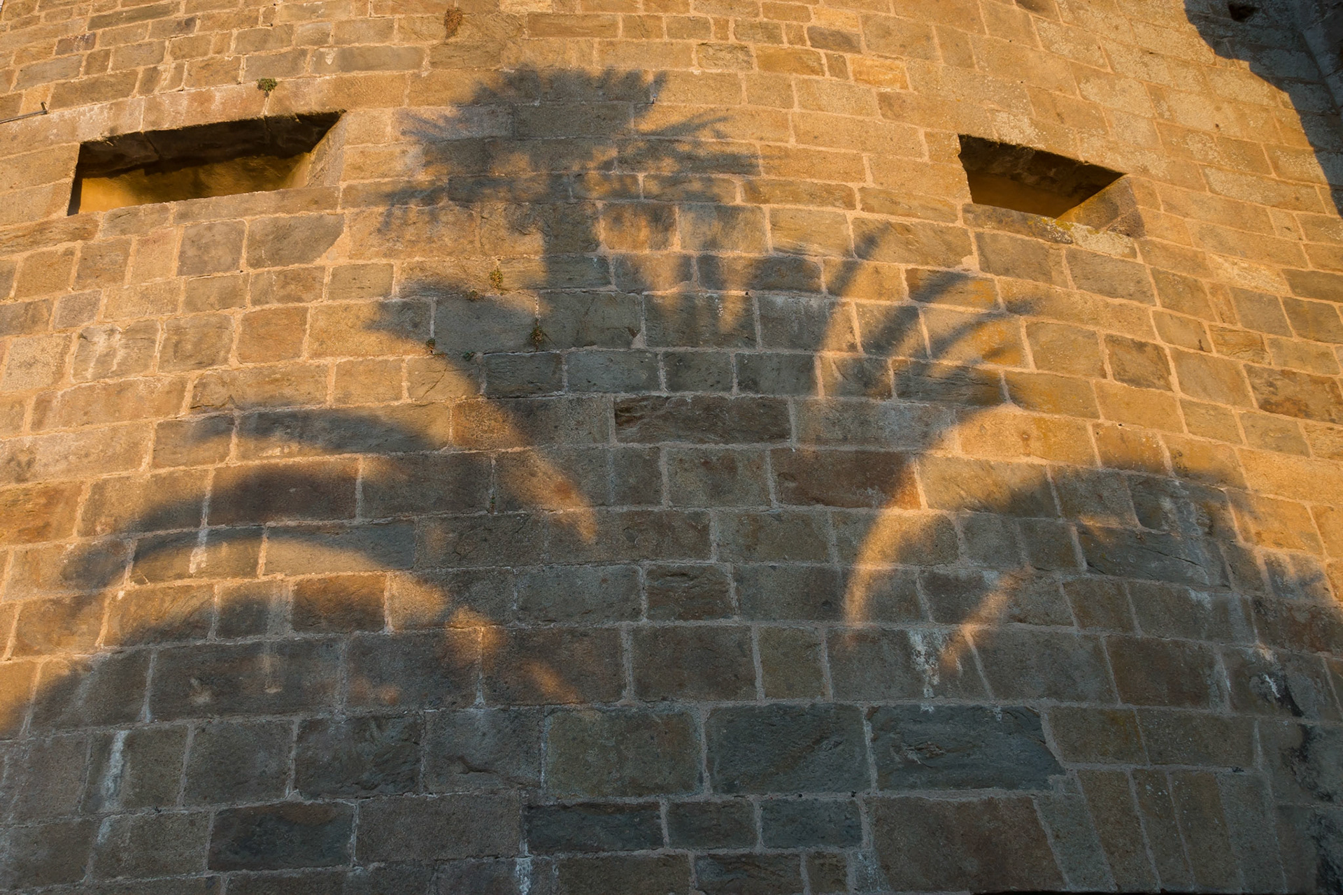 Schattenspiel am Morgen in Saint Malo