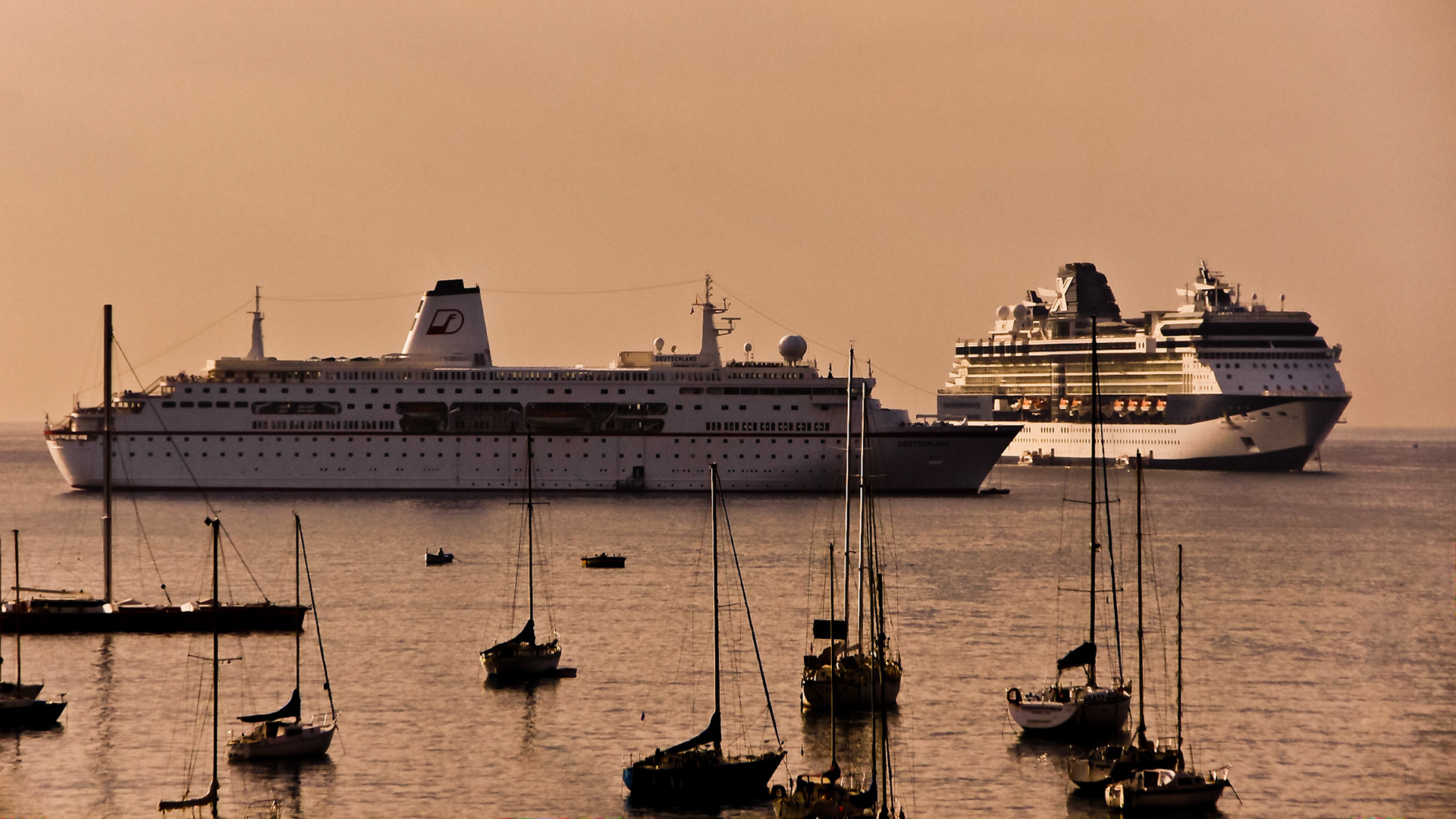 Das ehemalige Traumschiff MS Deutschland und die Celebrity Summit