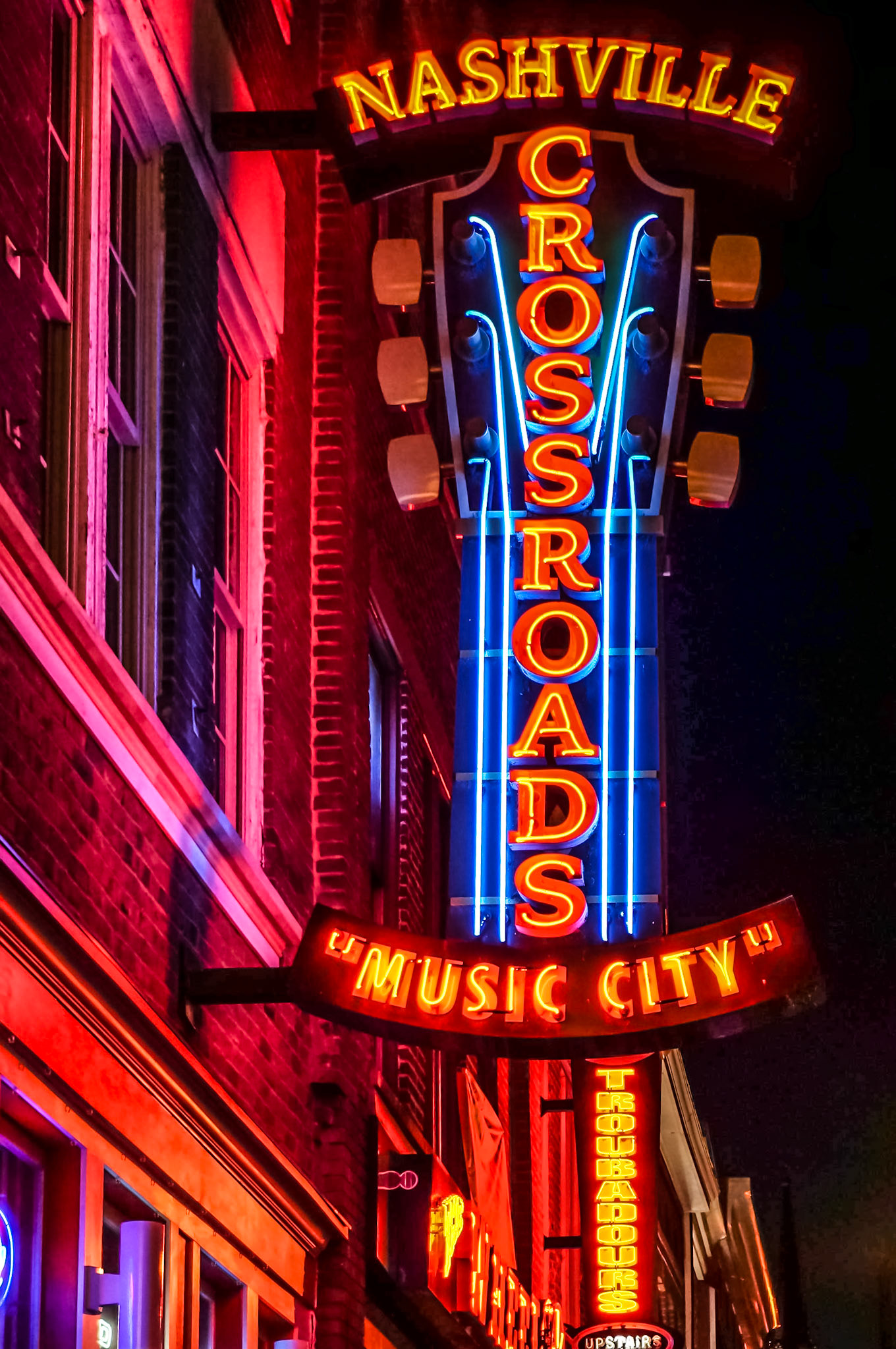 Leuchtreklame an der Straße in Nashville, wo sich die meisten Bars befinden