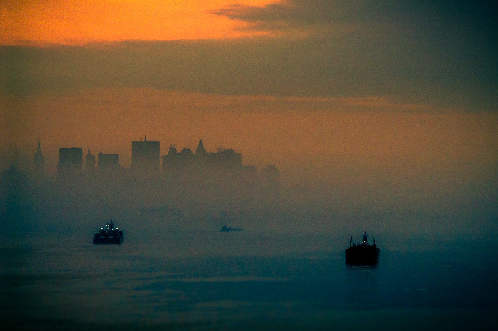 Einfahrt in den Hafen von New York am Morgen