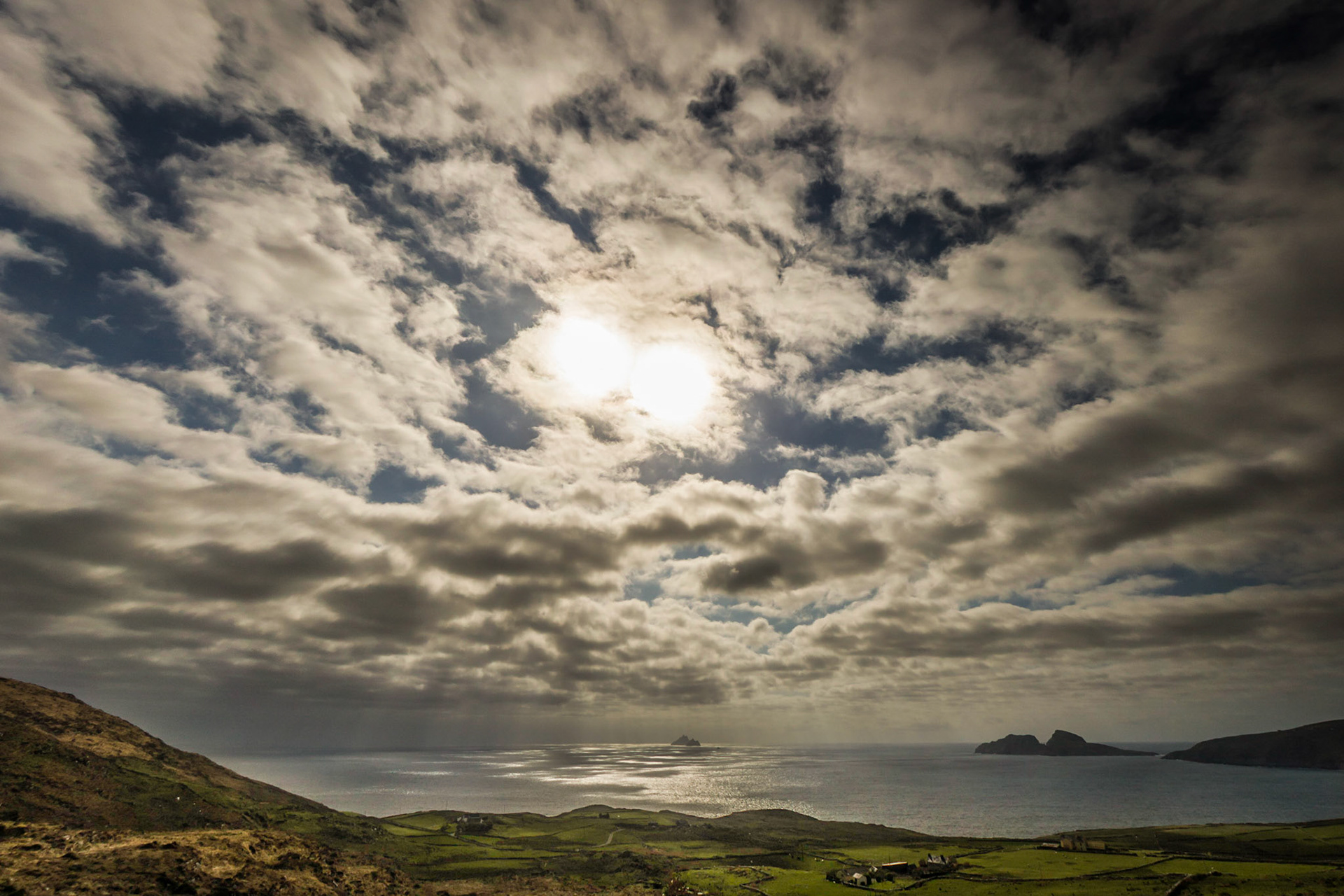 Nachmittagslicht am Ring of Kerry mit den Skelligs im Hintergrund