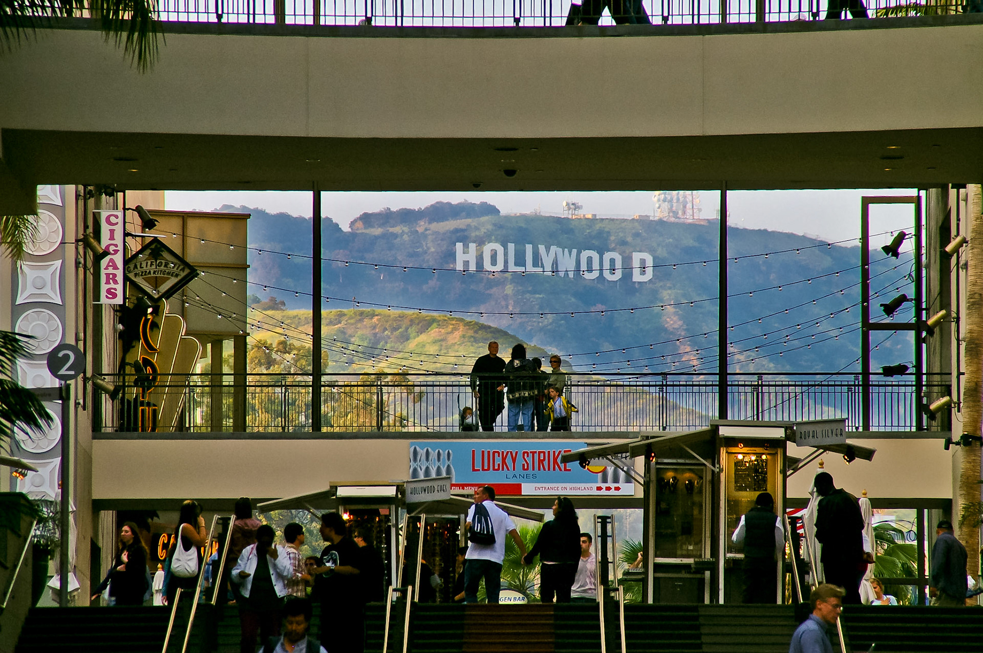 Hollywood-Schriftzug durch ein Einkaufzentrum gesehen