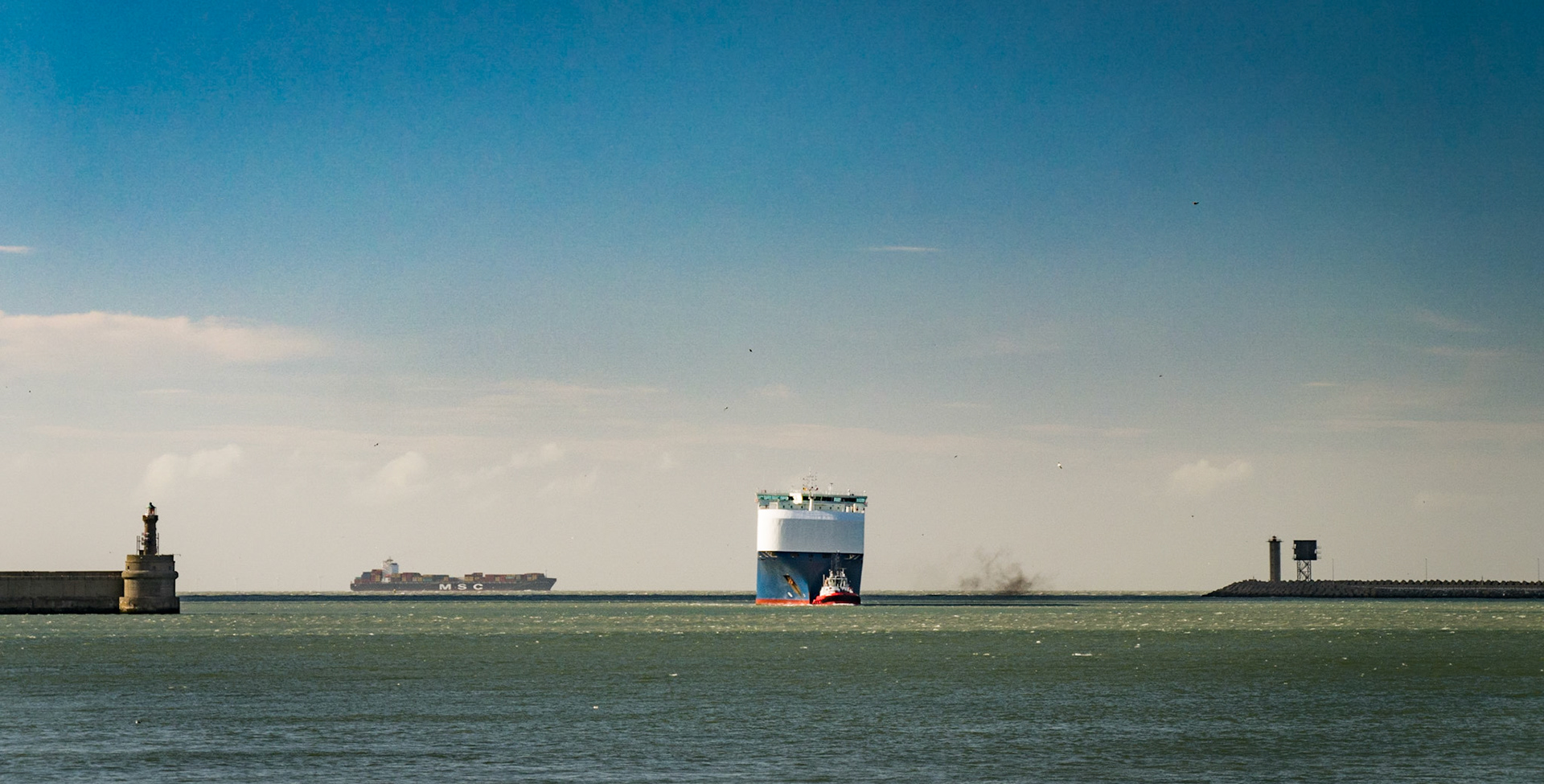 Einfahrt eines Auto-Transportschiffs in den Hafen von Zeebrügge