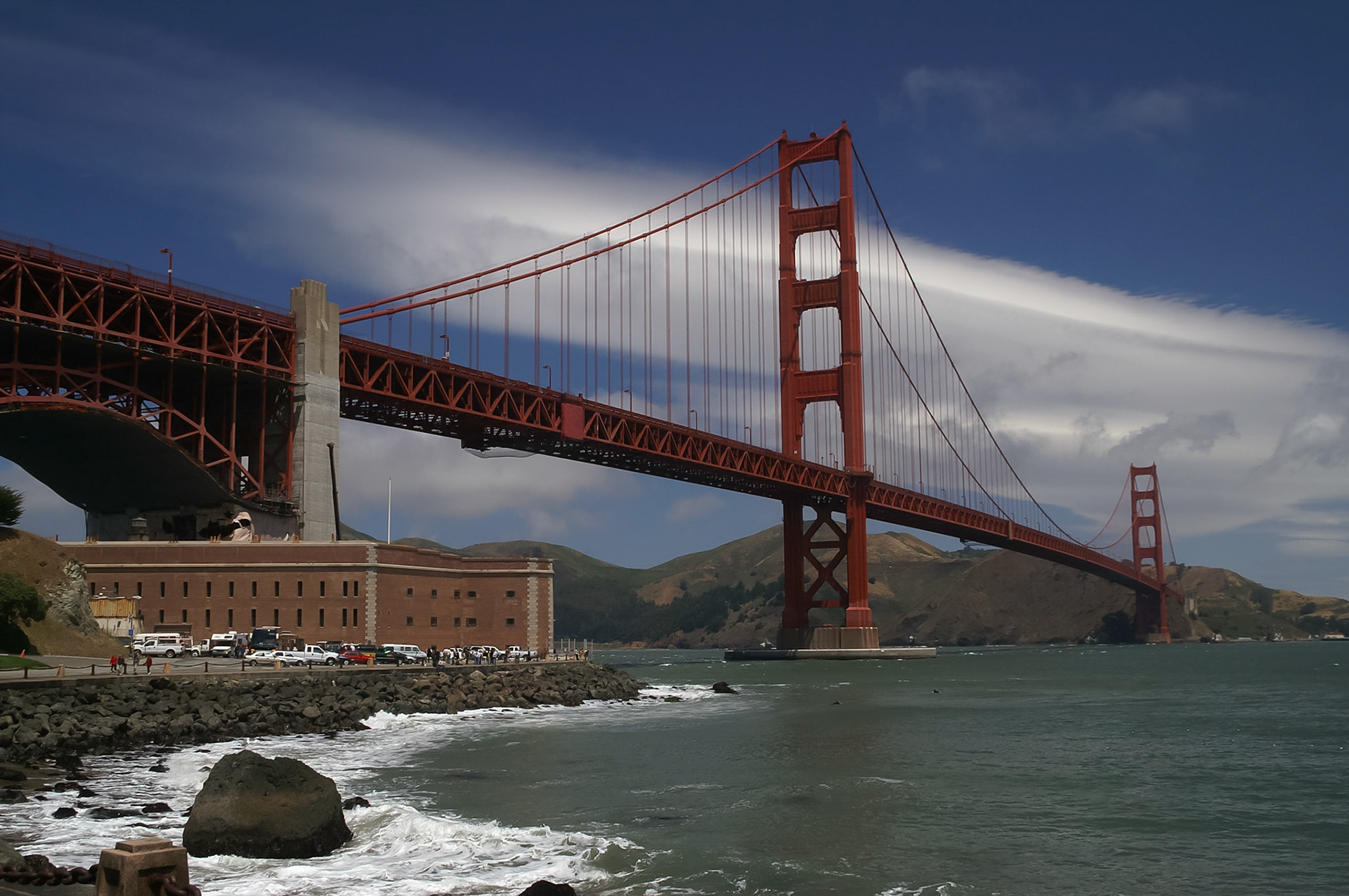 Golden Gate Bridge vom Ufer der Bay aus gesehen