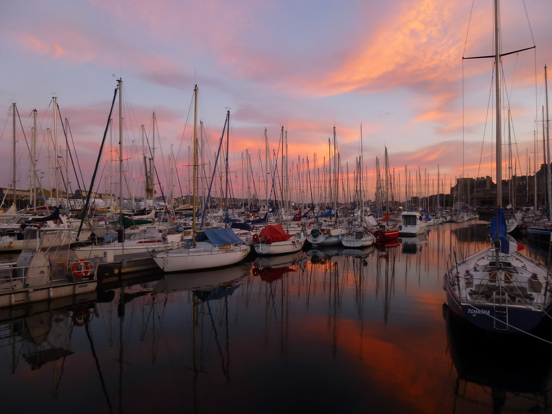 Abendglühen über dem Yachthafen von Saint Malo