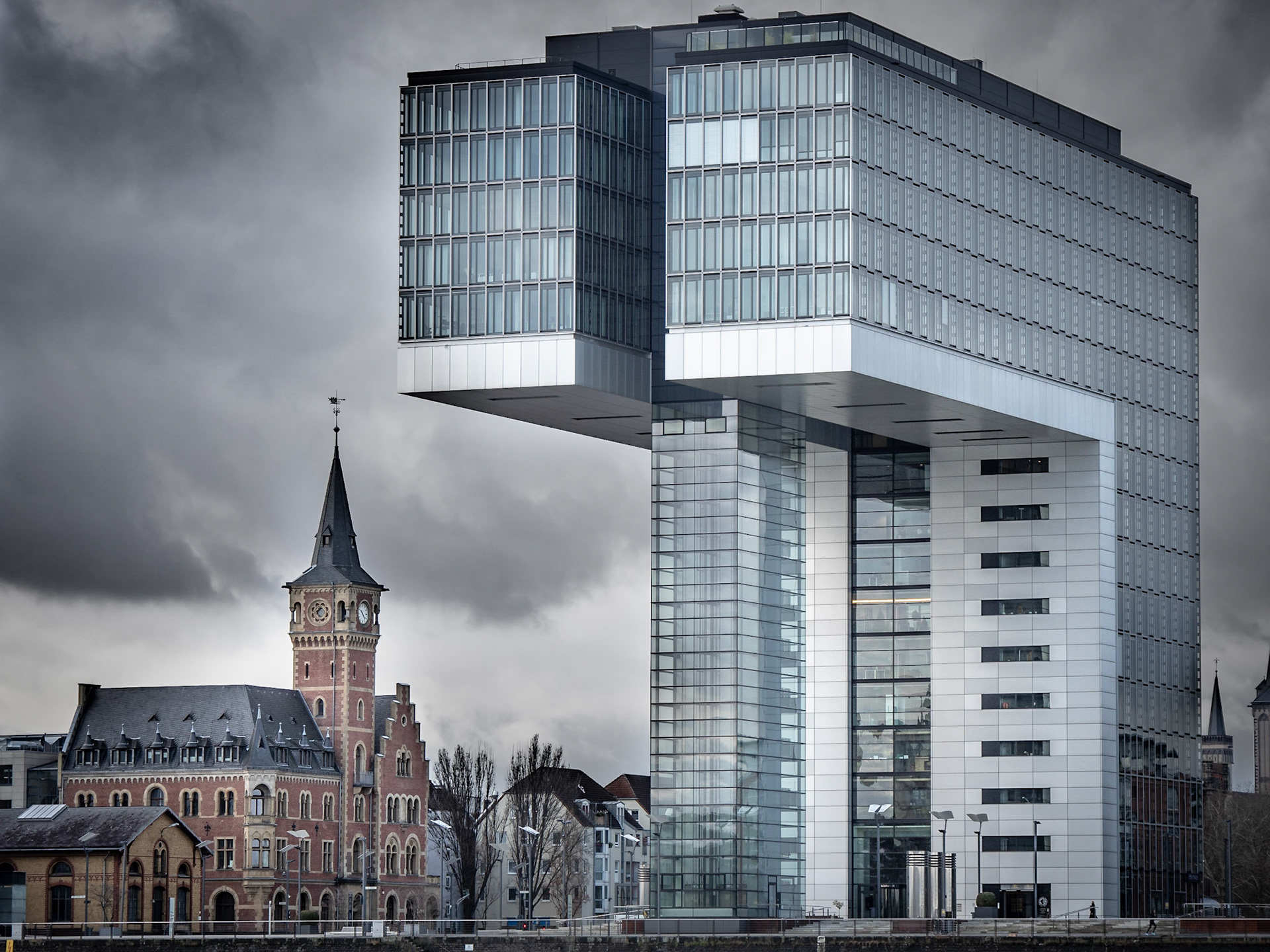 Blick auf eines der Kranhäuser am Rheinauhafen in Köln