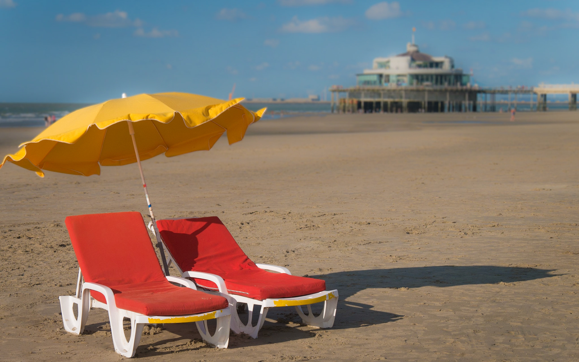 Strand von Blankenberge mit dem Pier im Hintergrund
