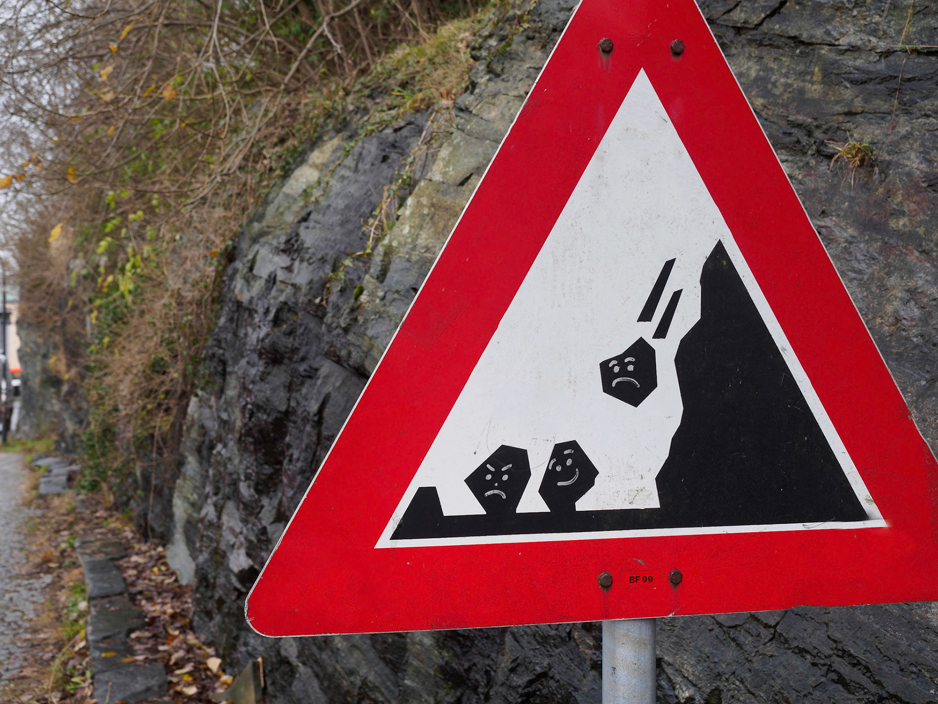 Verkehrsschild mit Humor in Bergen