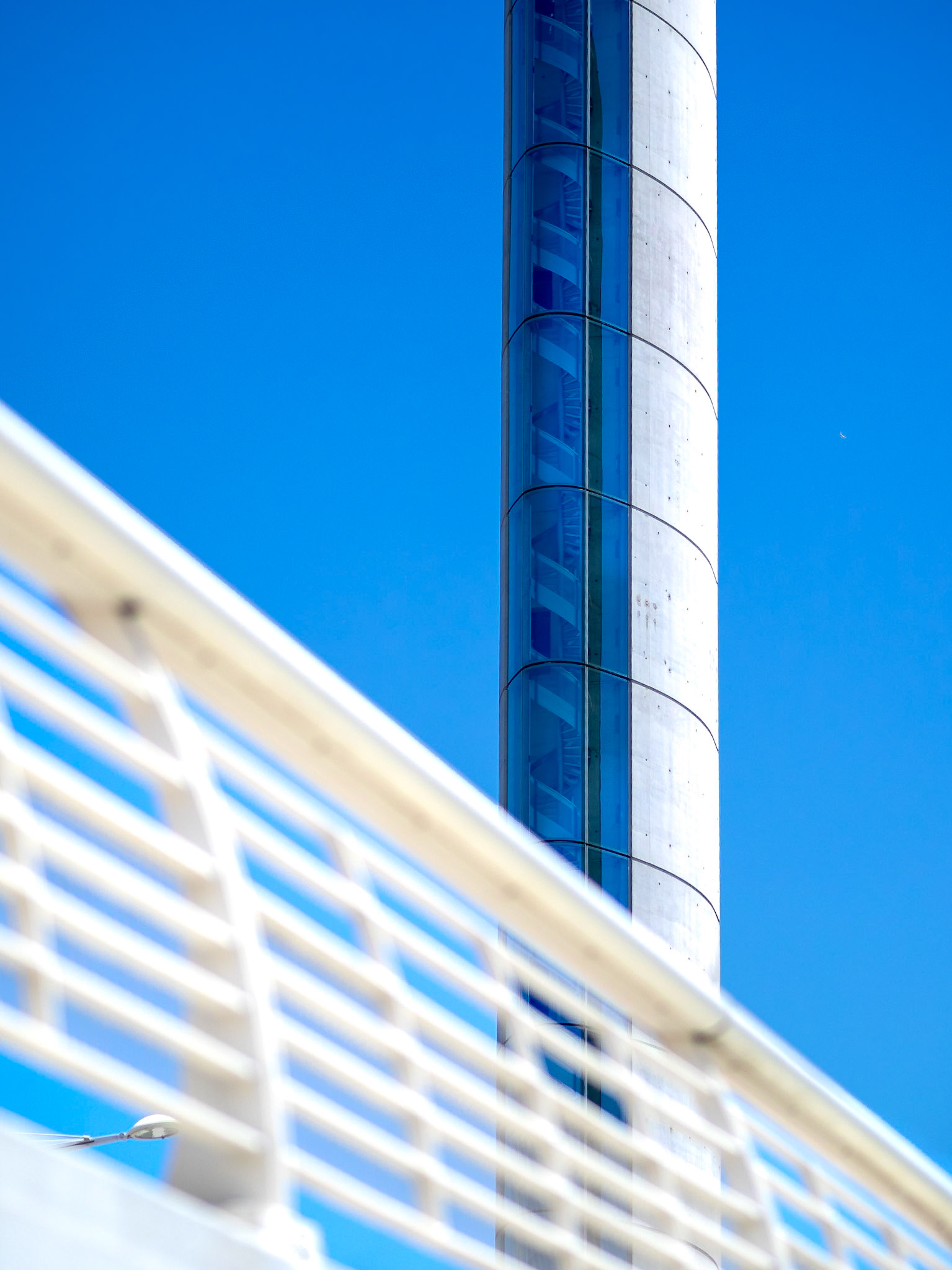 Die blauen Fenster der Brücke stehen im modernen Kontrast zum hellen Beton