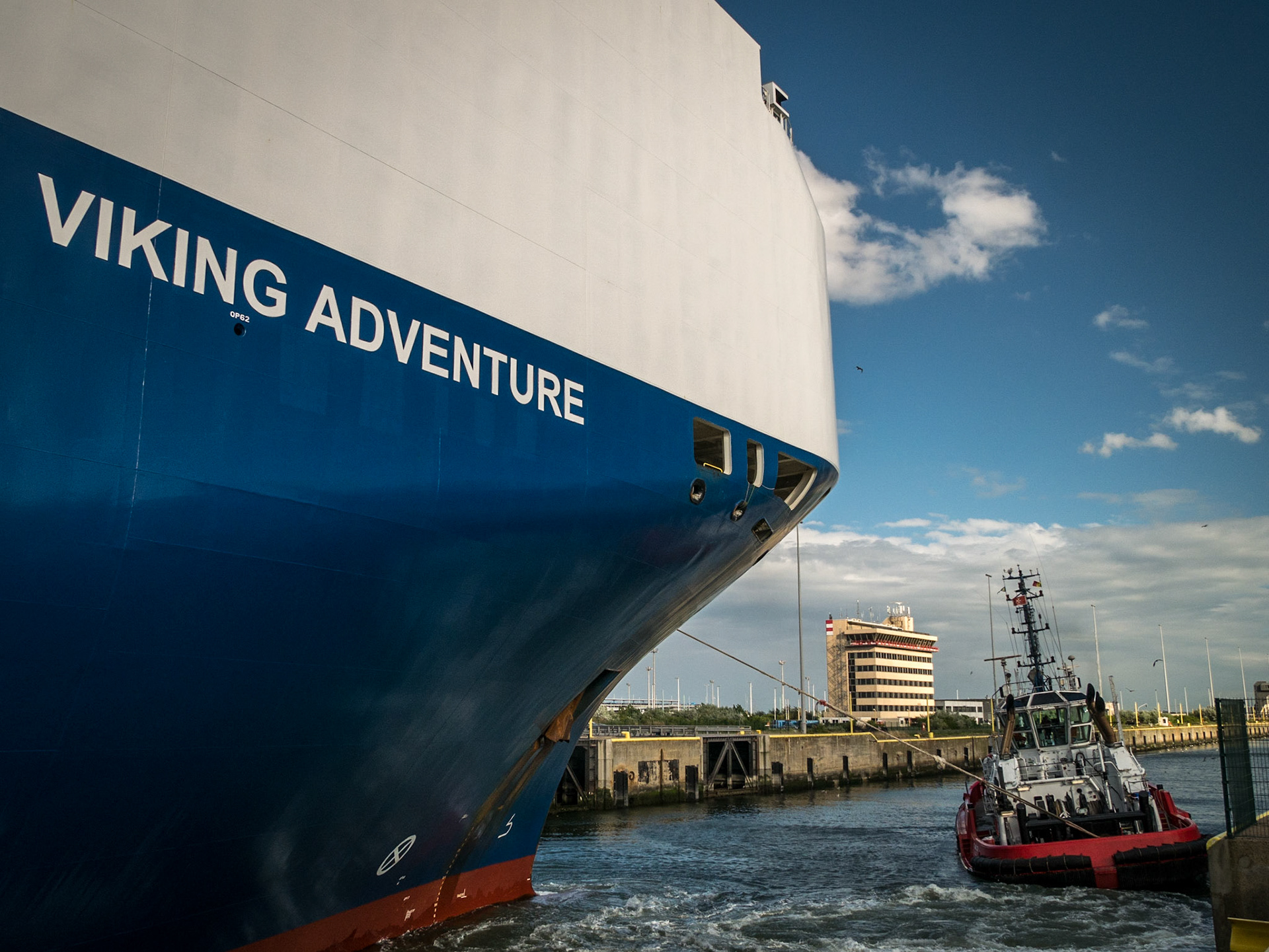Millimeterarbeit - Einfahrt in den Hafen von Zeebrügge