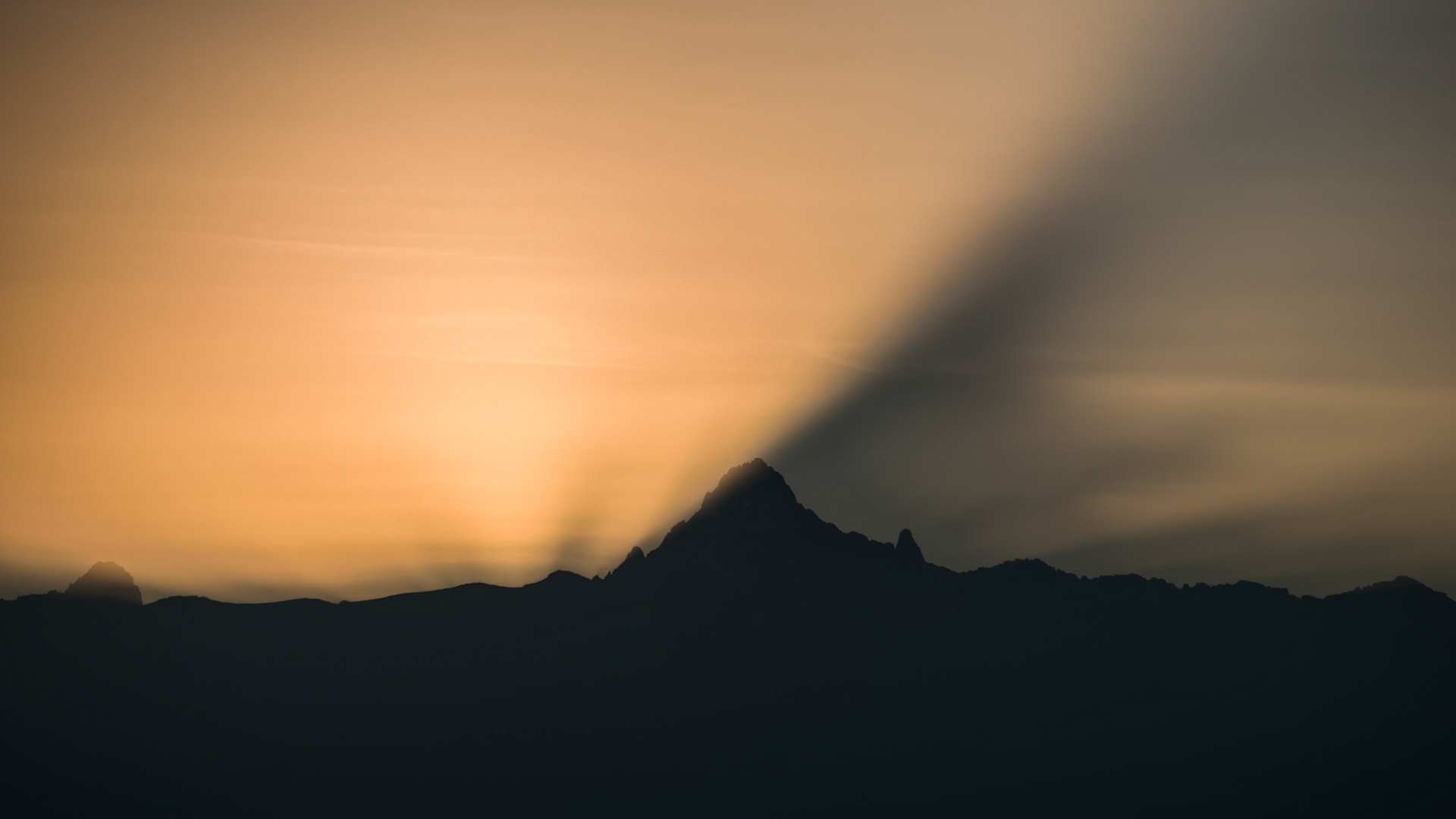 Erstes Morgenlicht über Mount Kenya