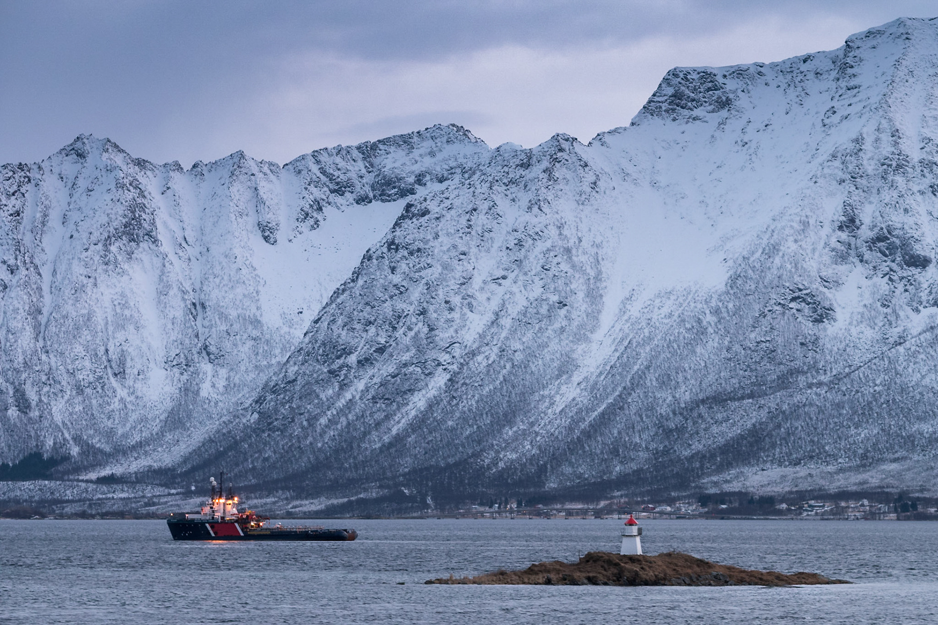 Die schroffe, gewaltige Küste bei Sortland