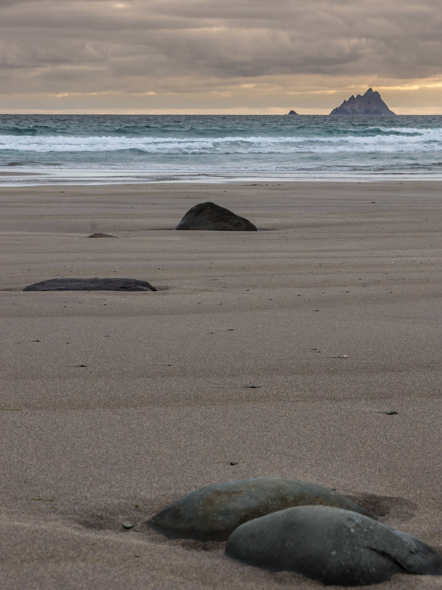 Strand mit den Skelligs im Hintergrund