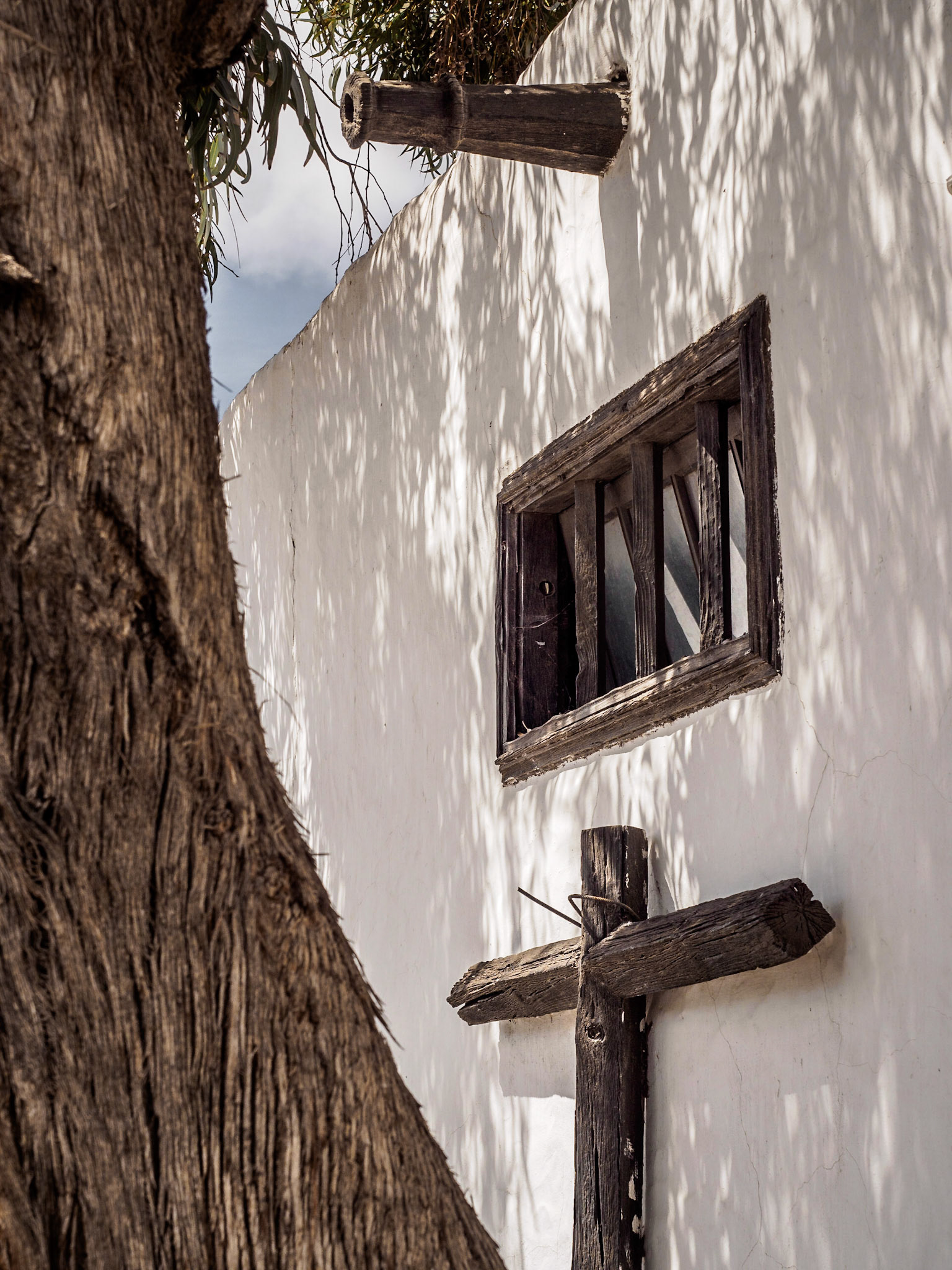 Holzkreuze an den Fassaden prägen das Stadtbild von Teguise