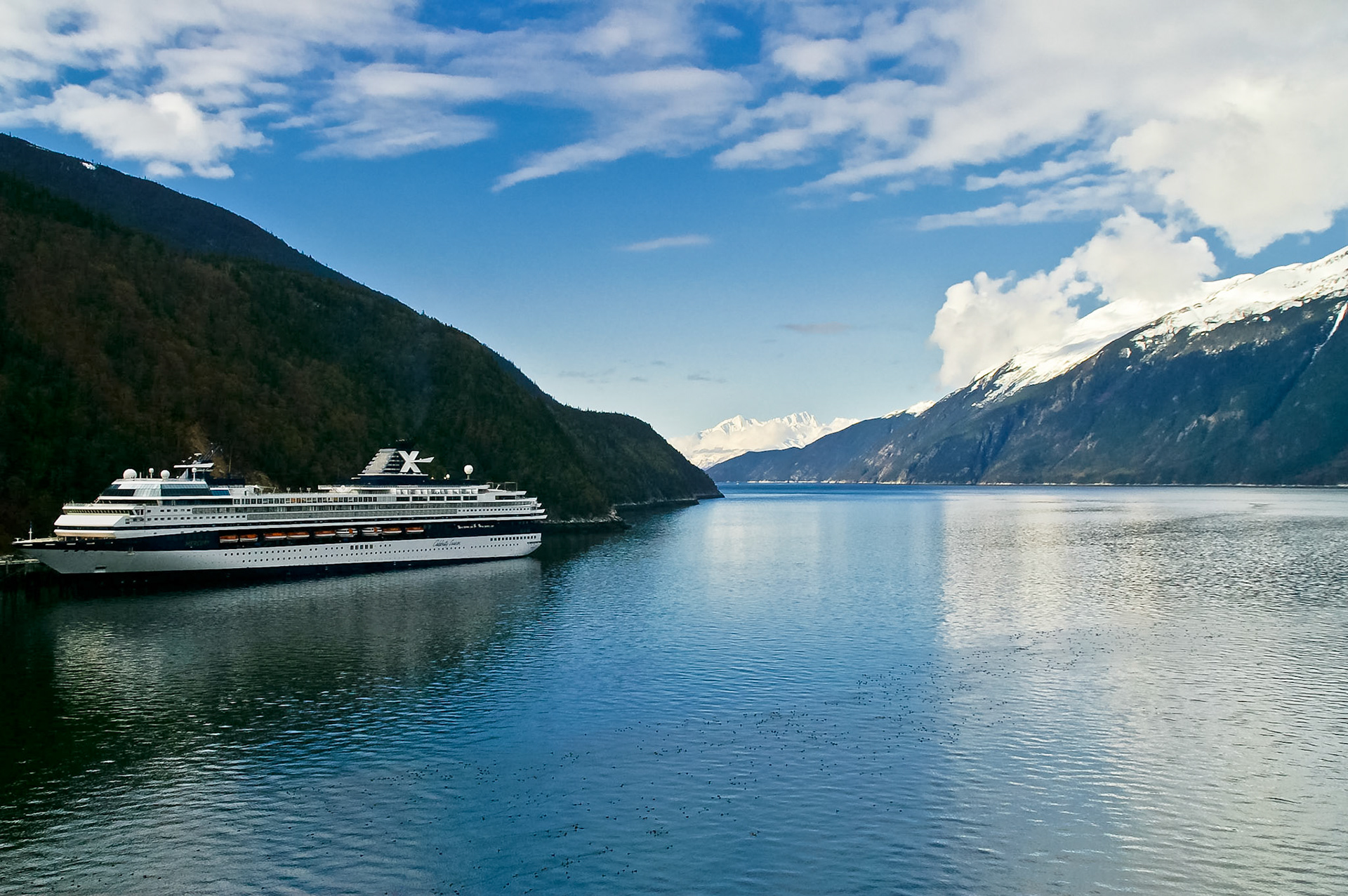 Kreuzfahrtschiff in einem Hafen in Alaska