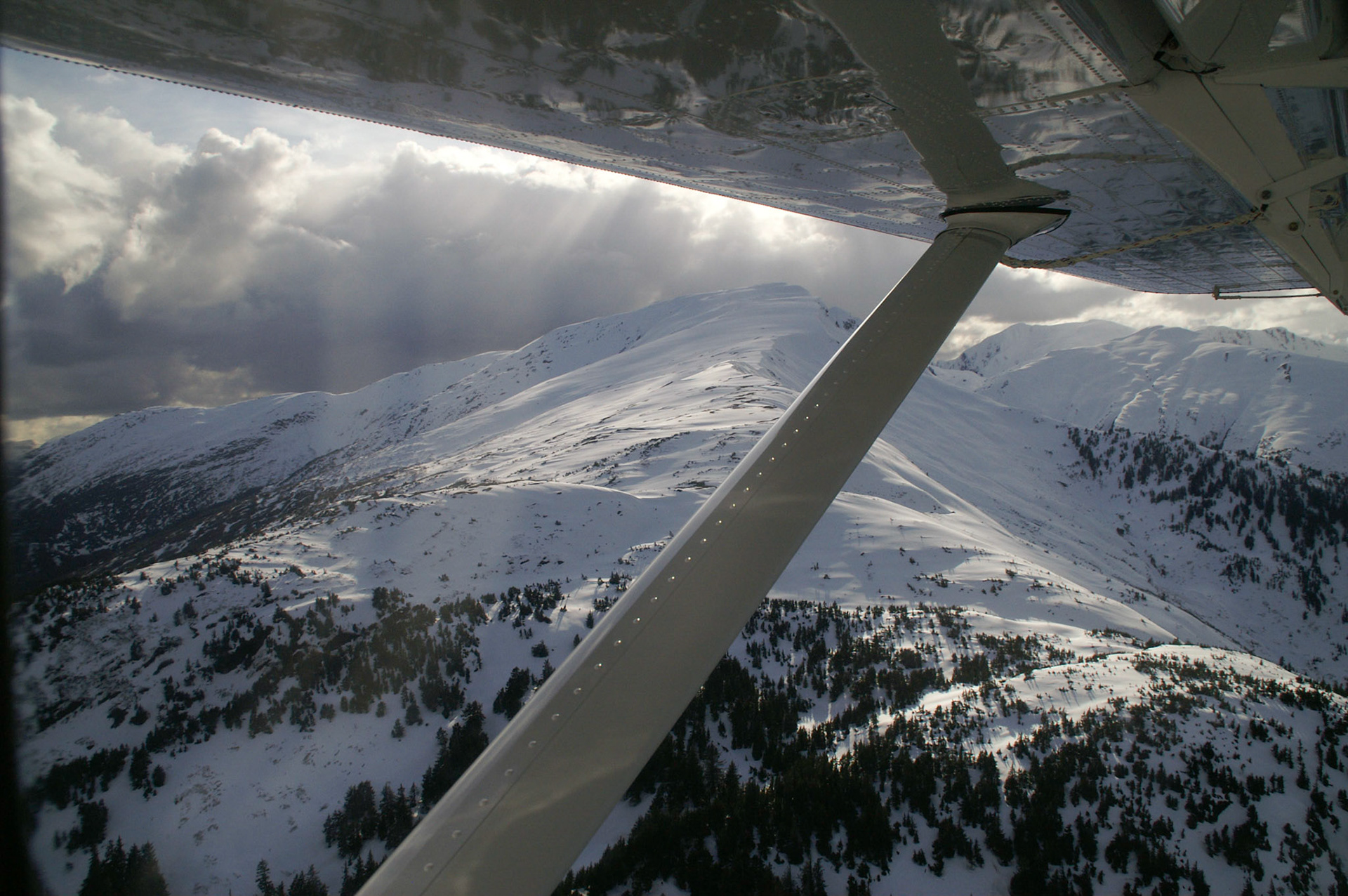 Flug über den Mendenhall Gletscher bei aufziehendem Unwetter