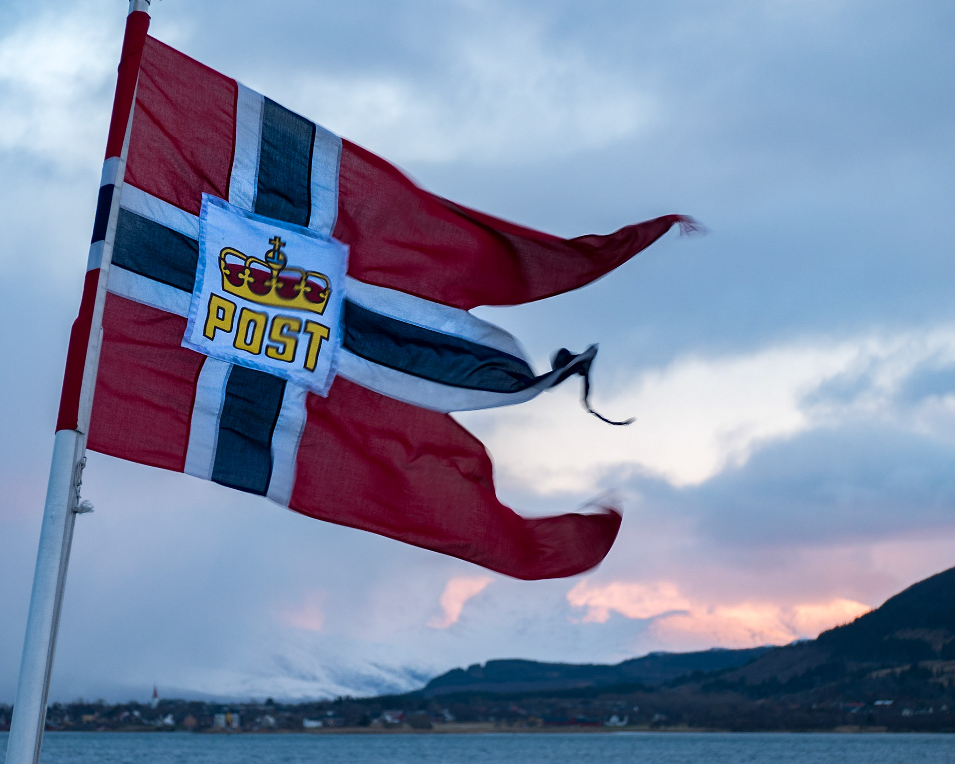 Kurz hinter Nesna - die Postschifffahne der MS Lofoten