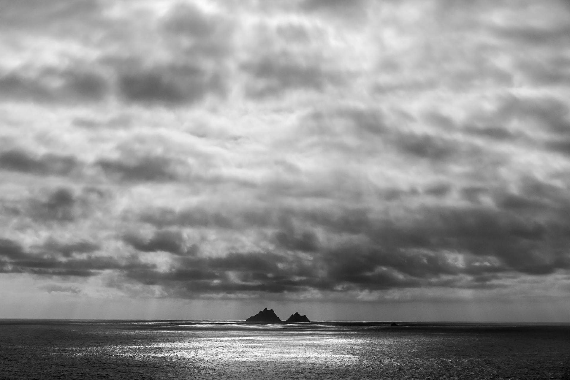 Dramatik am Himmel über den Skelligs (Irland)