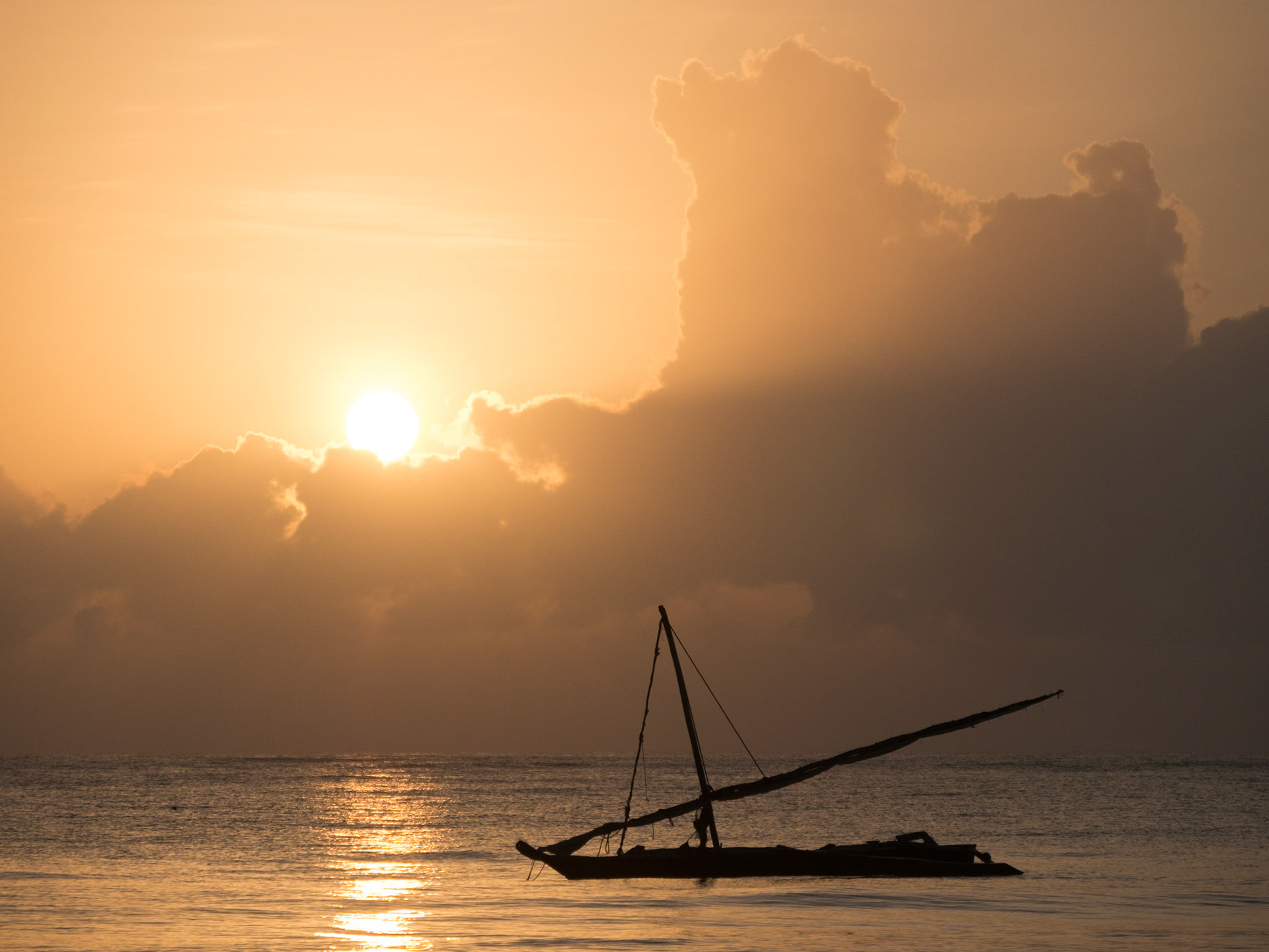 Sonnenaufgang am Strand von Diani
