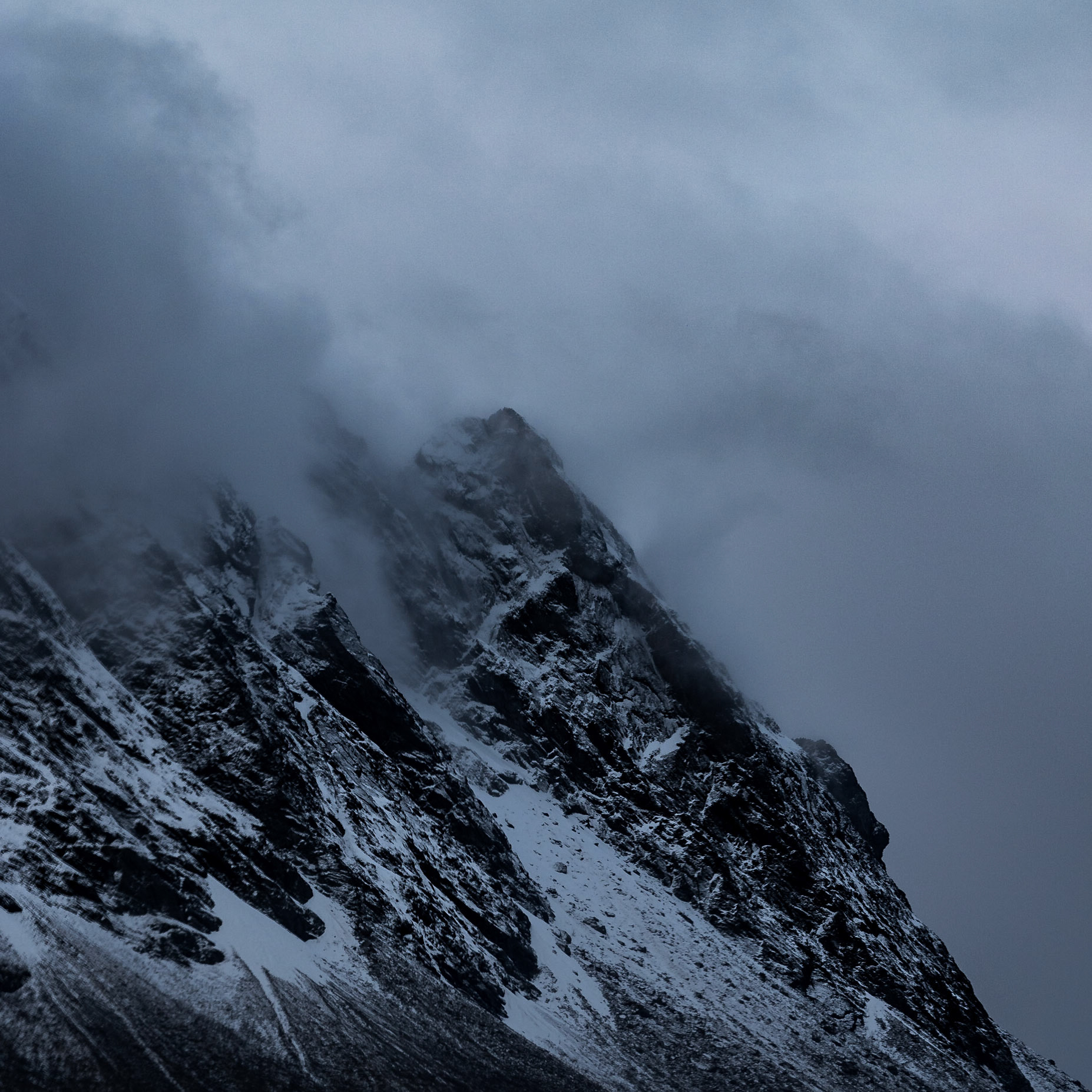 Regenwolken hängen an den Bergen der Küste