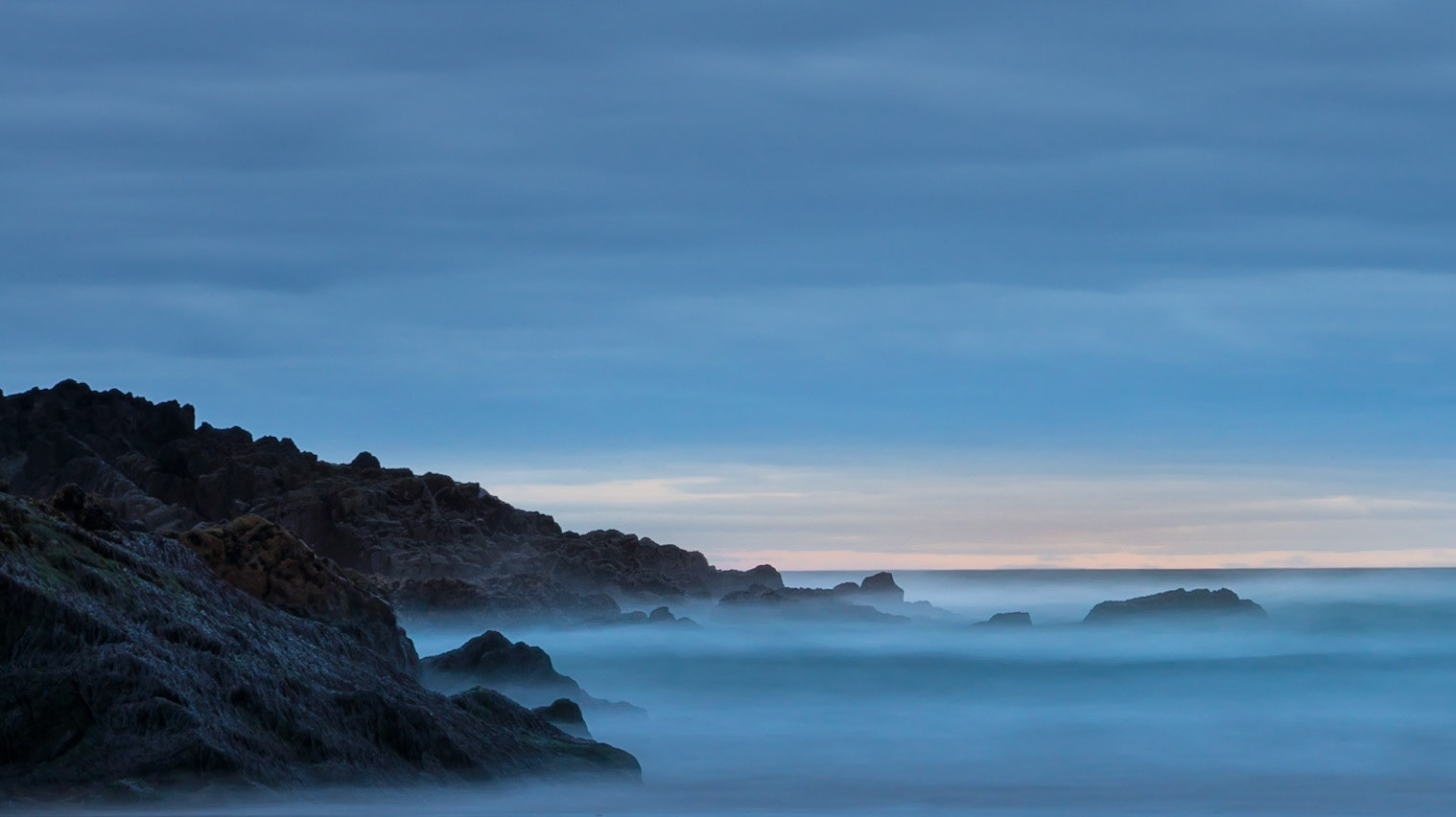 Langzeitbelichtung, so wurden die Wellen zu einer Art Nebel über dem Meer