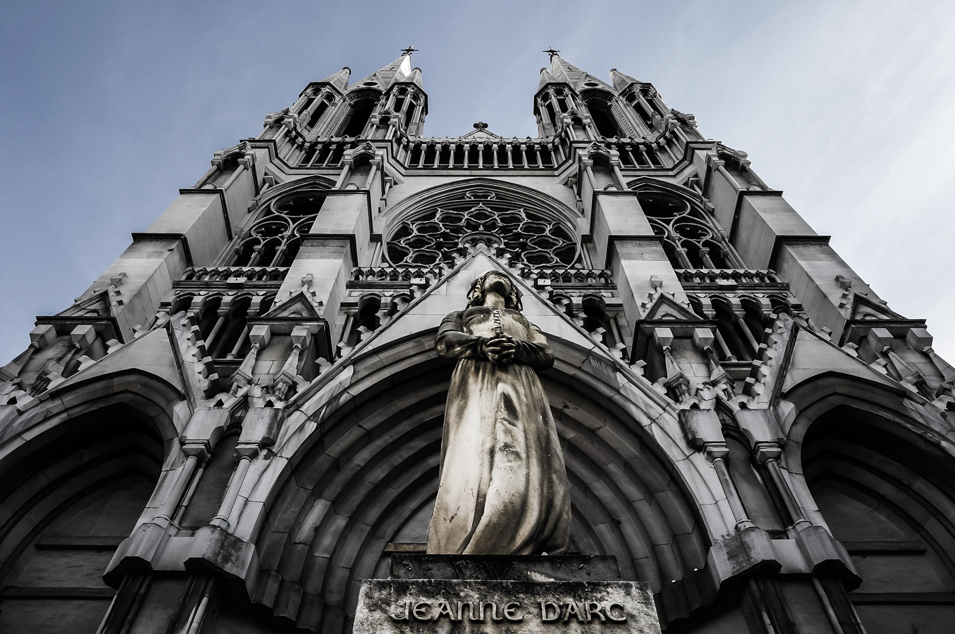 Johanna von Orleans vor einer Kirche in Marseille