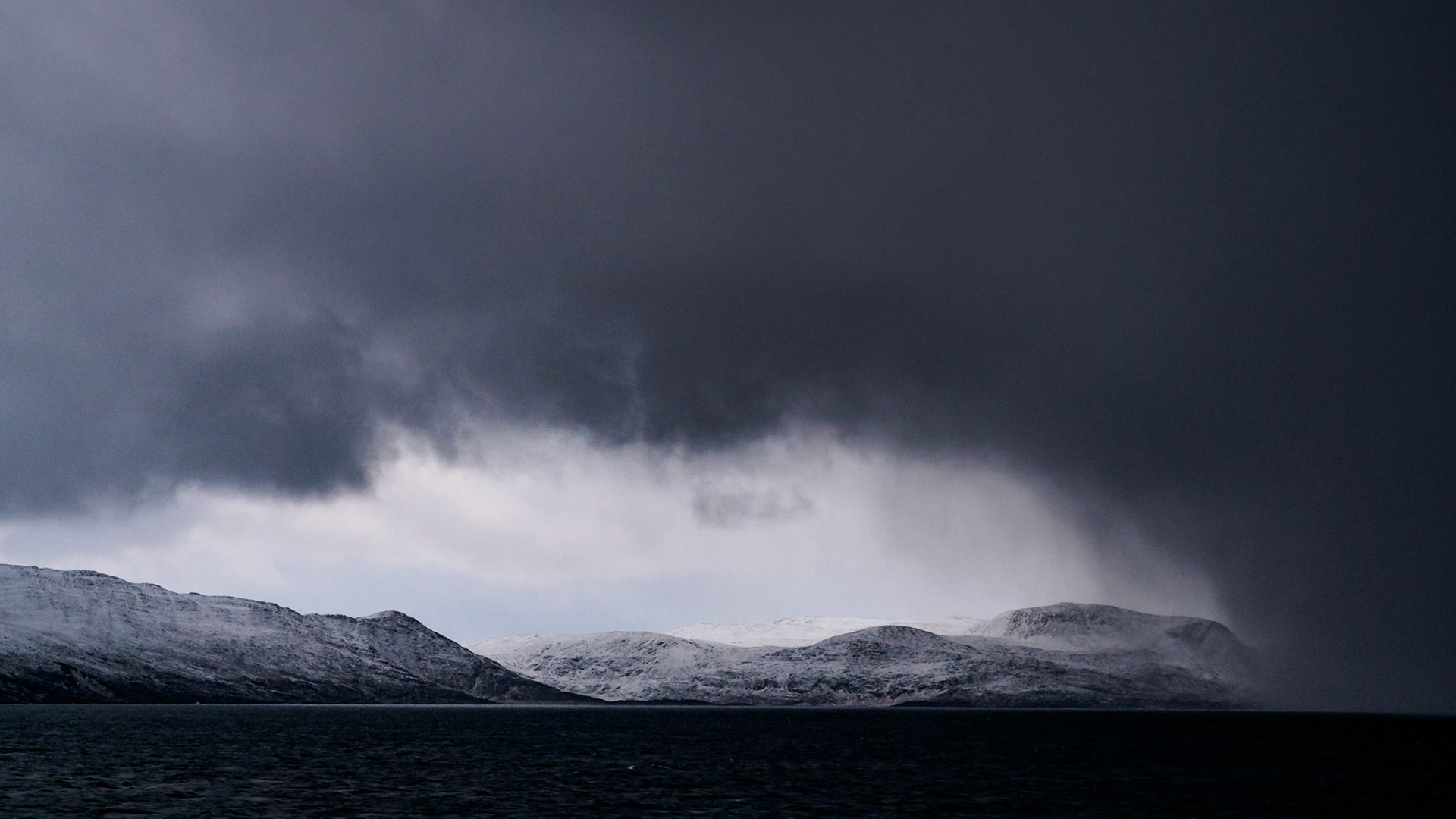 Ein Unwetter versvchluckt die Landschaft bei Måsøy