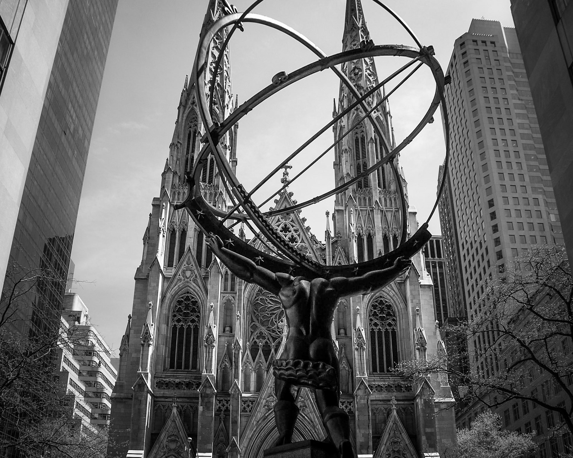 Die Atlas Statue vor dem Rockefeller Center mit St. Patricks im Hintergrund