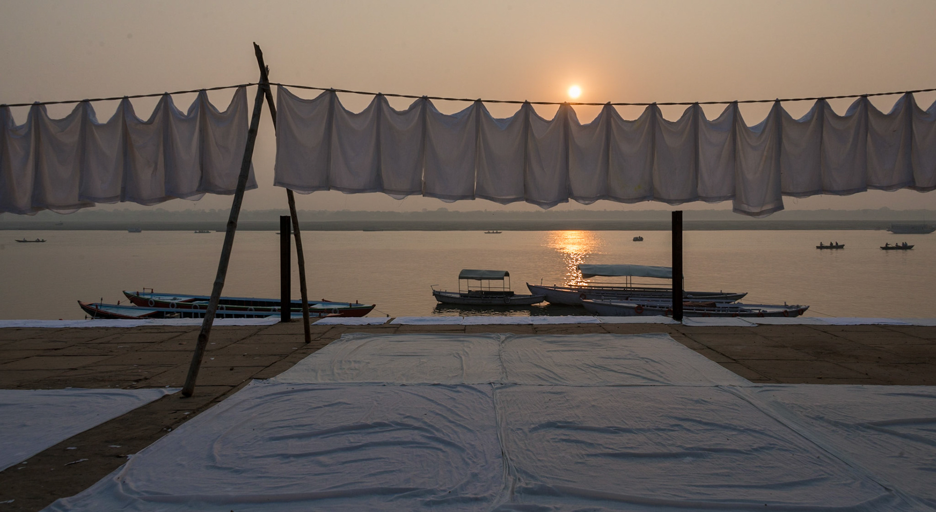 Lever de soleil sur les ghats des dhobis, Bénarès, Uttar Pradesh, Inde